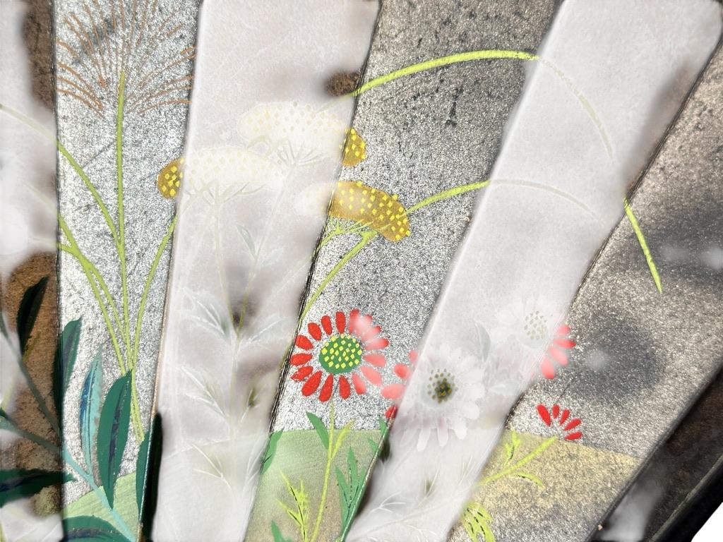 Japón, periodo Edo (1603-1868)
Tamaño: 49 × 30 cm

Magnífico abanico plegable japonés (ōgi) de dos caras, pintado a mano sobre papel ricamente decorado con pan de oro y plata. Una cara representa una dinámica escena samurai, mientras que el reverso