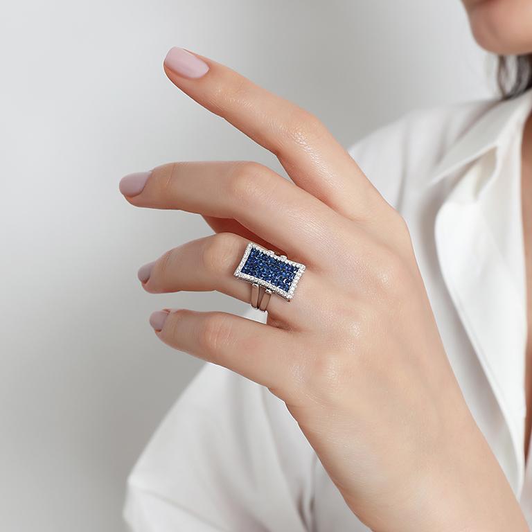 Welcome to Istanbul Diamond House!
This double-sided sapphire-diamond ring is one of the most loved rings in our store!
You have in one ring, 2 different colors and 2 different styles.
On the one side you have blue sapphires with diamonds and on the