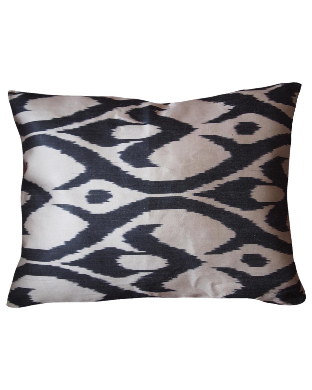 Aggiungi un tocco di lusso e vivacità alla tua casa con i nostri cuscini in velluto di seta. Caratterizzati da un design audace e colorato sul davanti, questi cuscini regalano una dichiarazione artistica a qualsiasi spazio. Il ricco e sontuoso