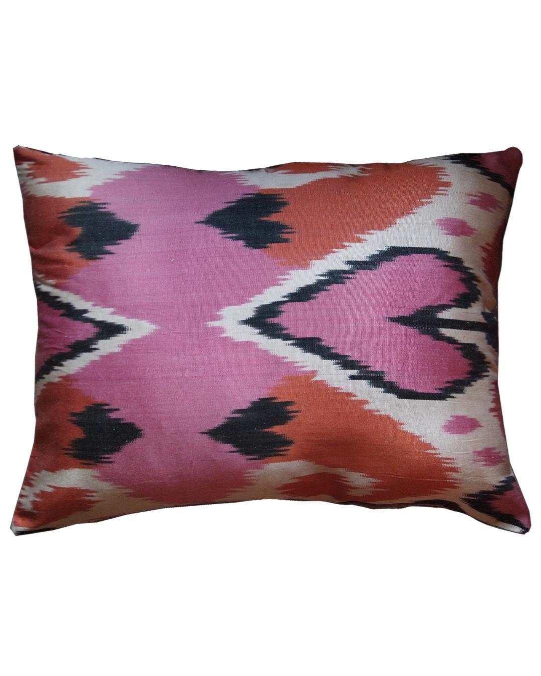 Aggiungi un tocco di lusso e vivacità alla tua casa con i nostri cuscini in velluto di seta. Caratterizzati da un design audace e colorato sul davanti, questi cuscini regalano una dichiarazione artistica a qualsiasi spazio. Il ricco e sontuoso