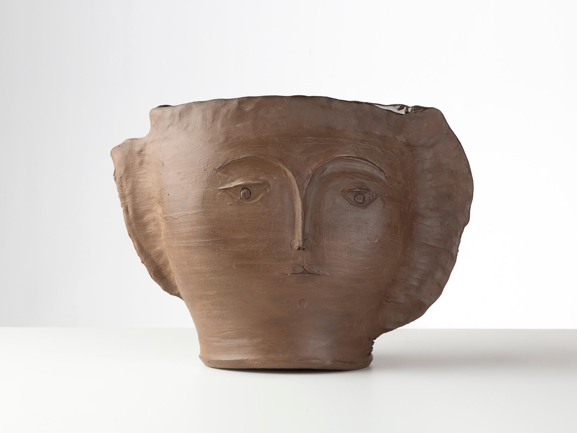 Unique piece.
Brown glazed ceramic.
Double-sided, each with a different face.
Signed on base : Cloutier RJ.