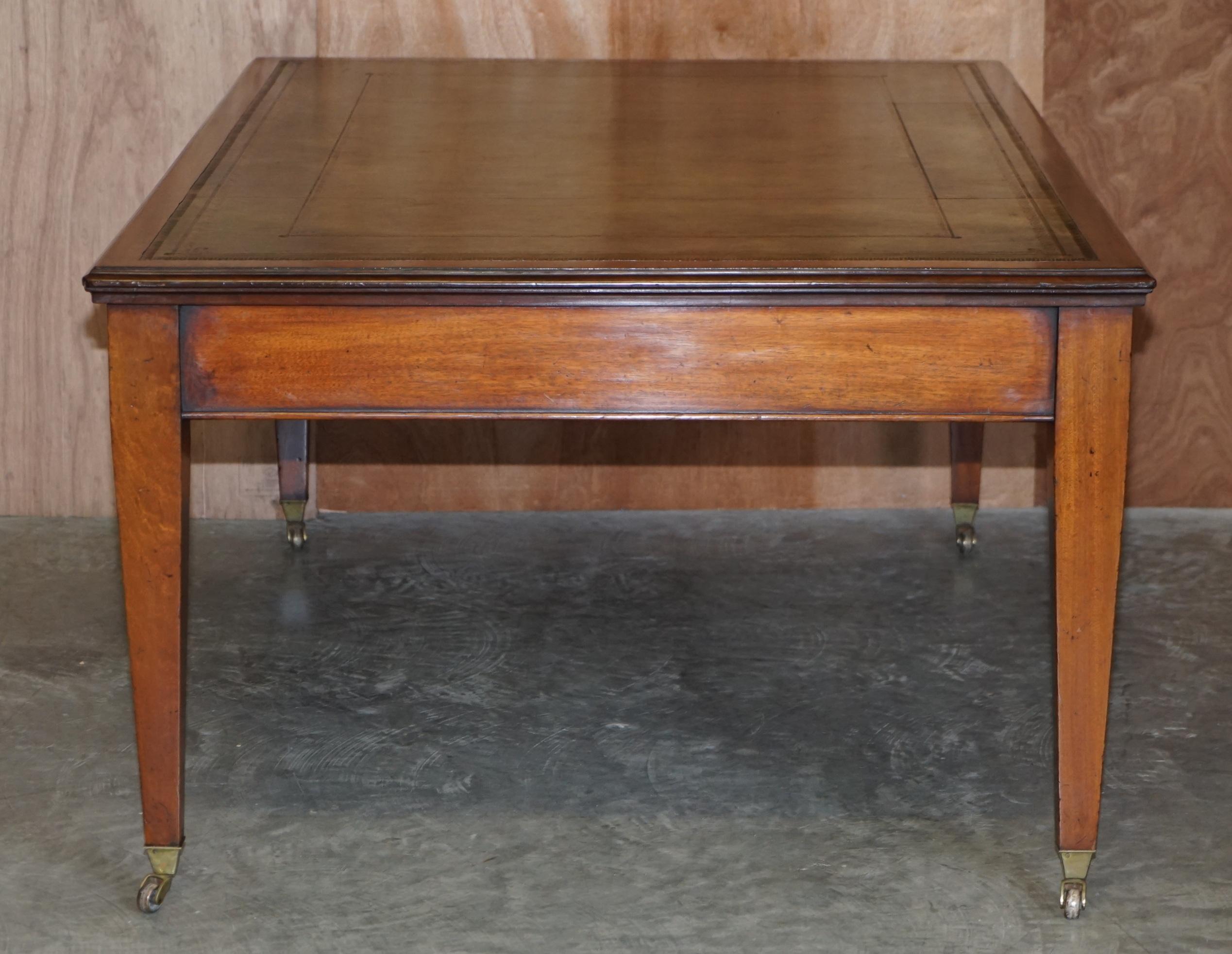 Table de salle à manger victorienne double face Cir 1880 en cuir vert et bois de feuillus avec 6 tiroirs en vente 5