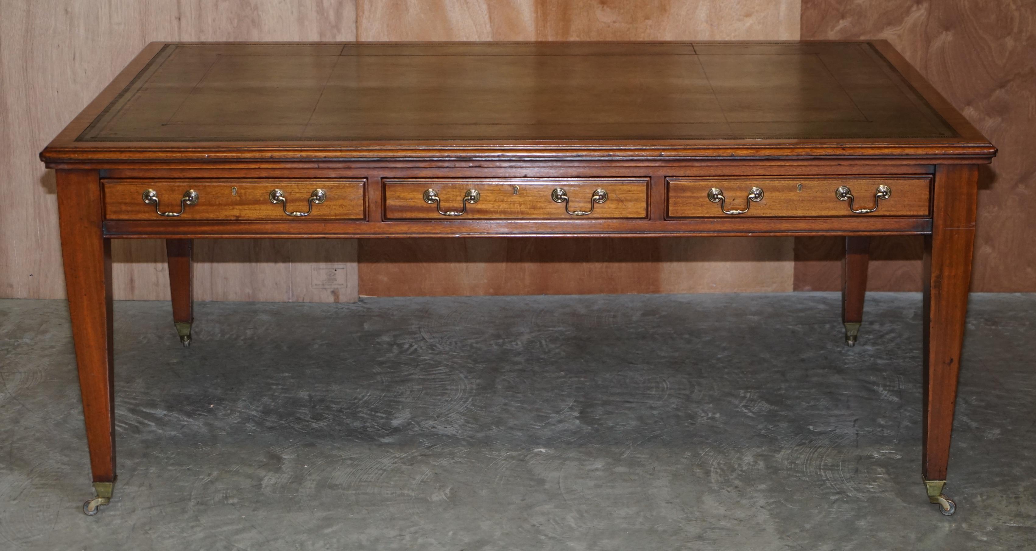 Table de salle à manger victorienne double face Cir 1880 en cuir vert et bois de feuillus avec 6 tiroirs en vente 6