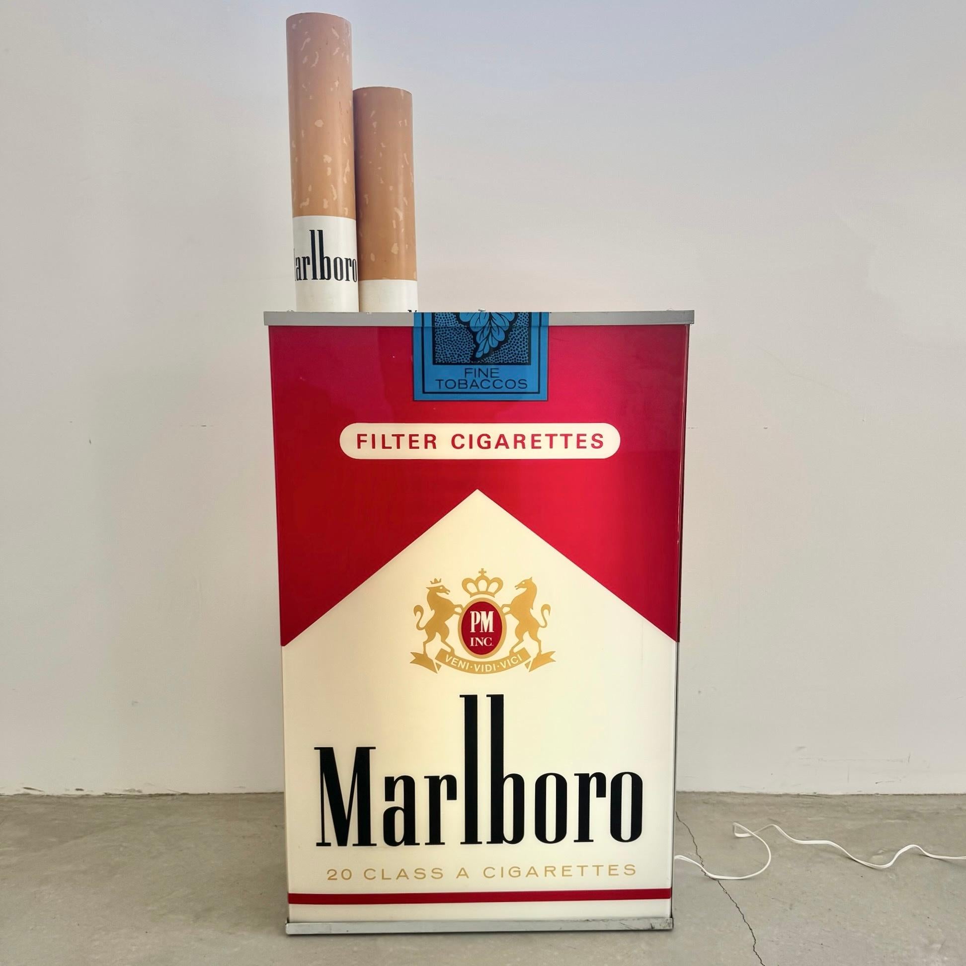 Es la pieza americana perfecta para añadir interés a cualquier interior. Esta increíble caja luminosa publicitaria vintage de Marlboro es una pieza llamativa. Estas luces se exhibían a menudo fuera de las tiendas en los años 80 y 90. Escala masiva.