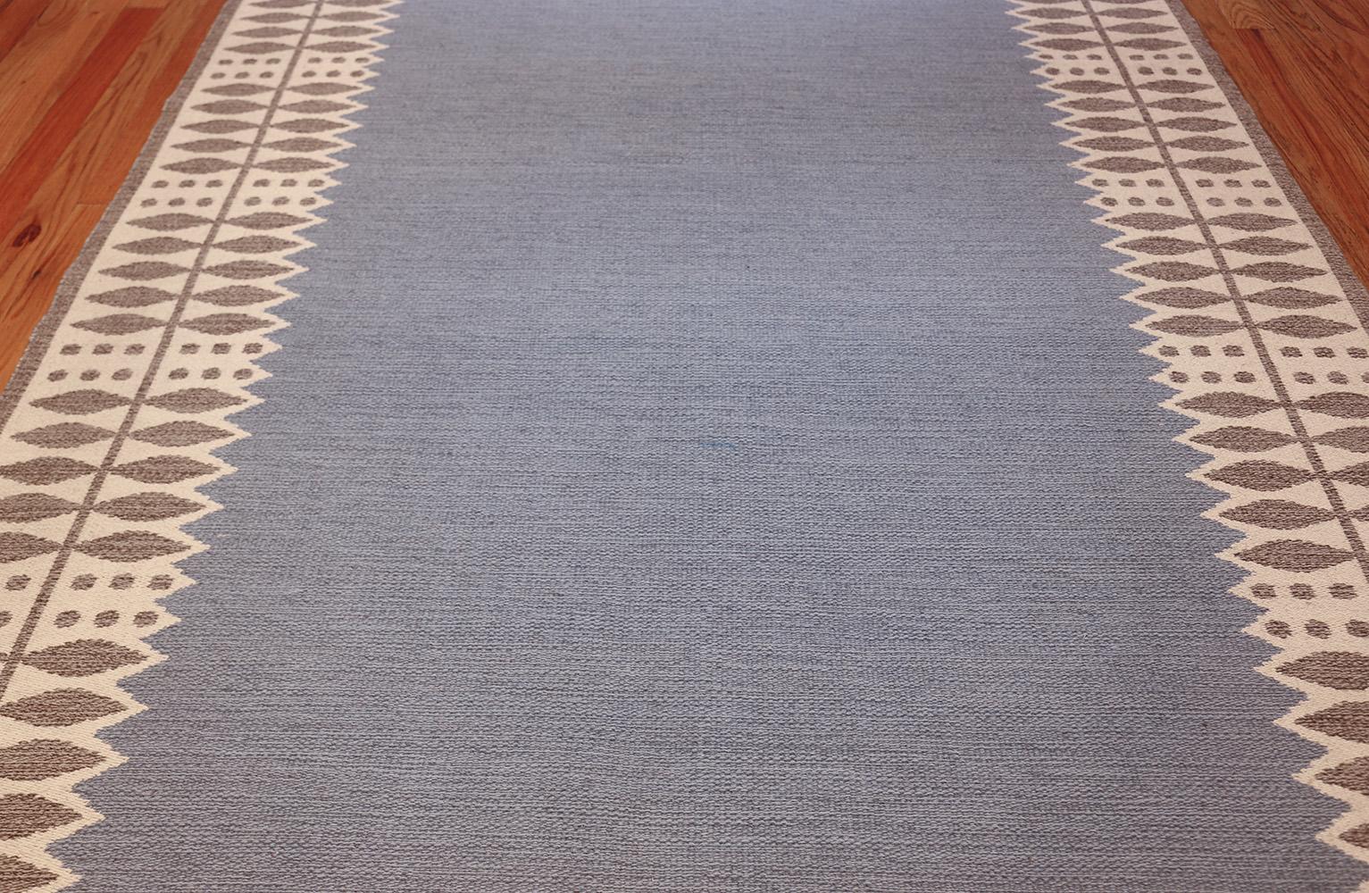 Magnifique tapis Kilim scandinave vintage double face, pays d'origine / type de tapis : Tapis de Scandinavie, date : circa mid-20th century. Taille : 6 ft 4 in x 9 ft 7 in (1.93 m x 2.92 m). 

Ce tapis scandinave vintage du milieu du siècle, rare et