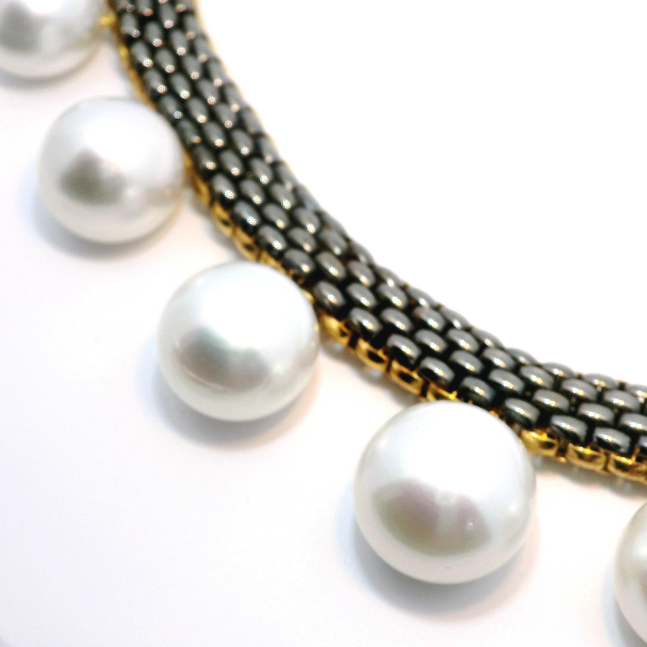 Le collier structuré double face en perles blanches des mers du Sud et or 18 carats dégage une esthétique à la fois élégante et avant-gardiste. Fabriquée à partir d'une chaîne unique tissée des deux côtés, entrelaçant l'or jaune et l'or gunmetal 18