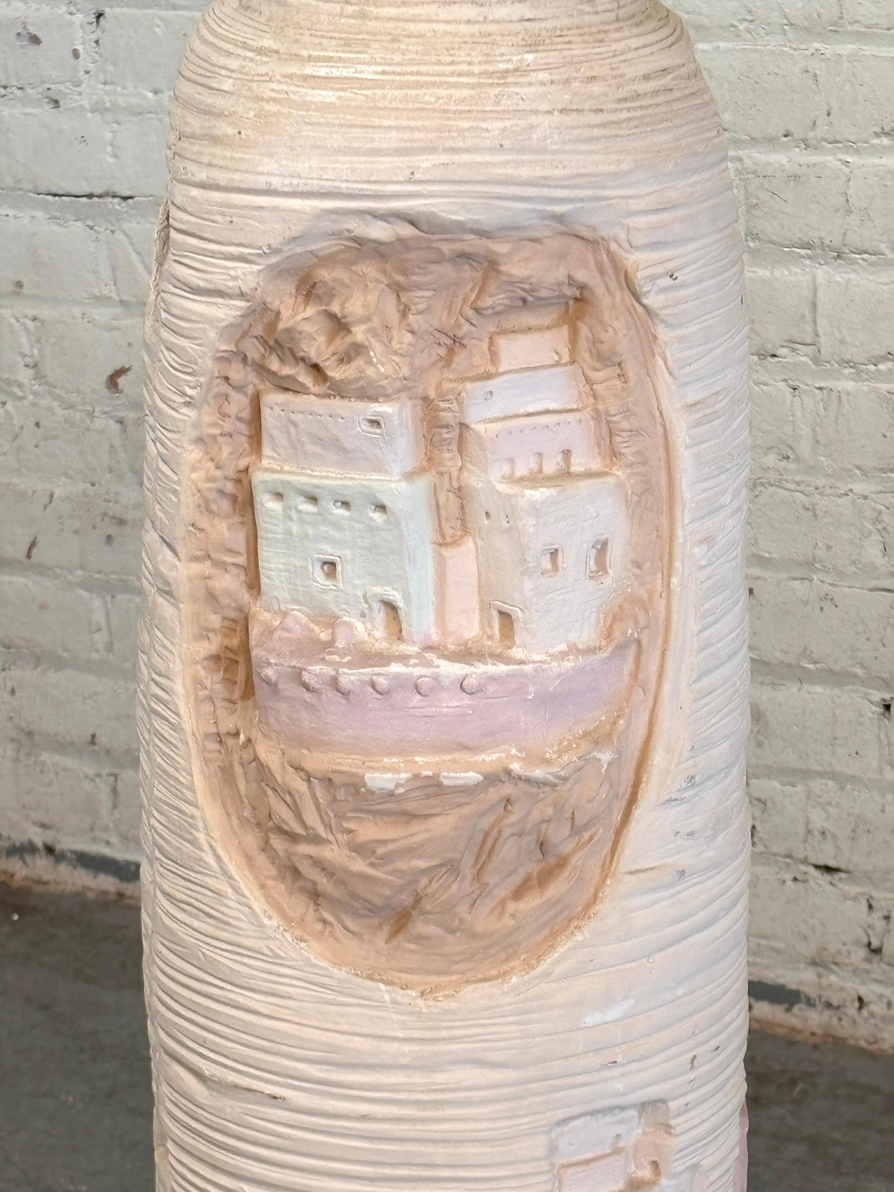 Ce vase en poterie d'un mètre de haut a été magnifiquement sculpté avec le paysage de Zuni Pueblo sur les deux côtés. Les couleurs claires du Sud-Ouest et la texture du design donnent à cette pièce l'aspect d'une antiquité exhumée !
Veuillez