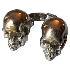 Anello con doppio teschio in ottone placcato platino