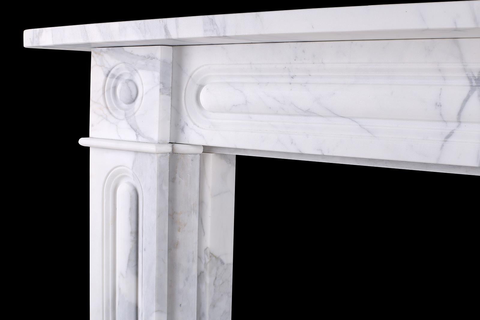 Britannique Bullseye géorgien à double volute en marbre statuaire blanc italien en vente