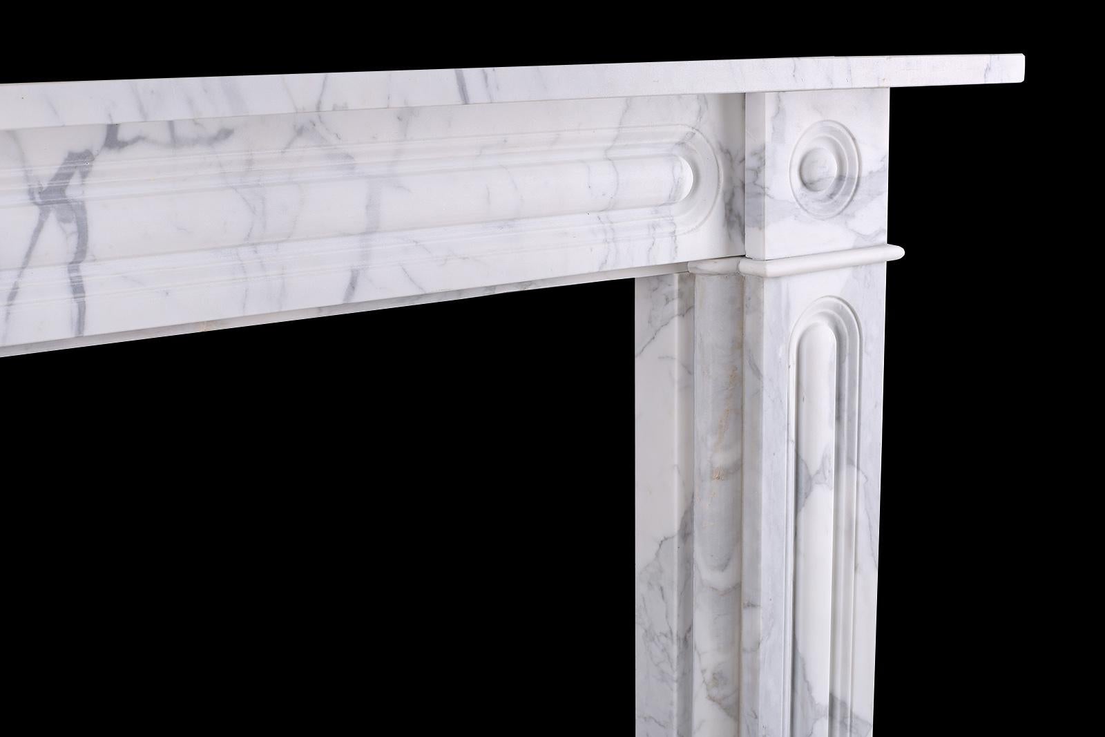 Sculpté à la main Bullseye géorgien à double volute en marbre statuaire blanc italien en vente