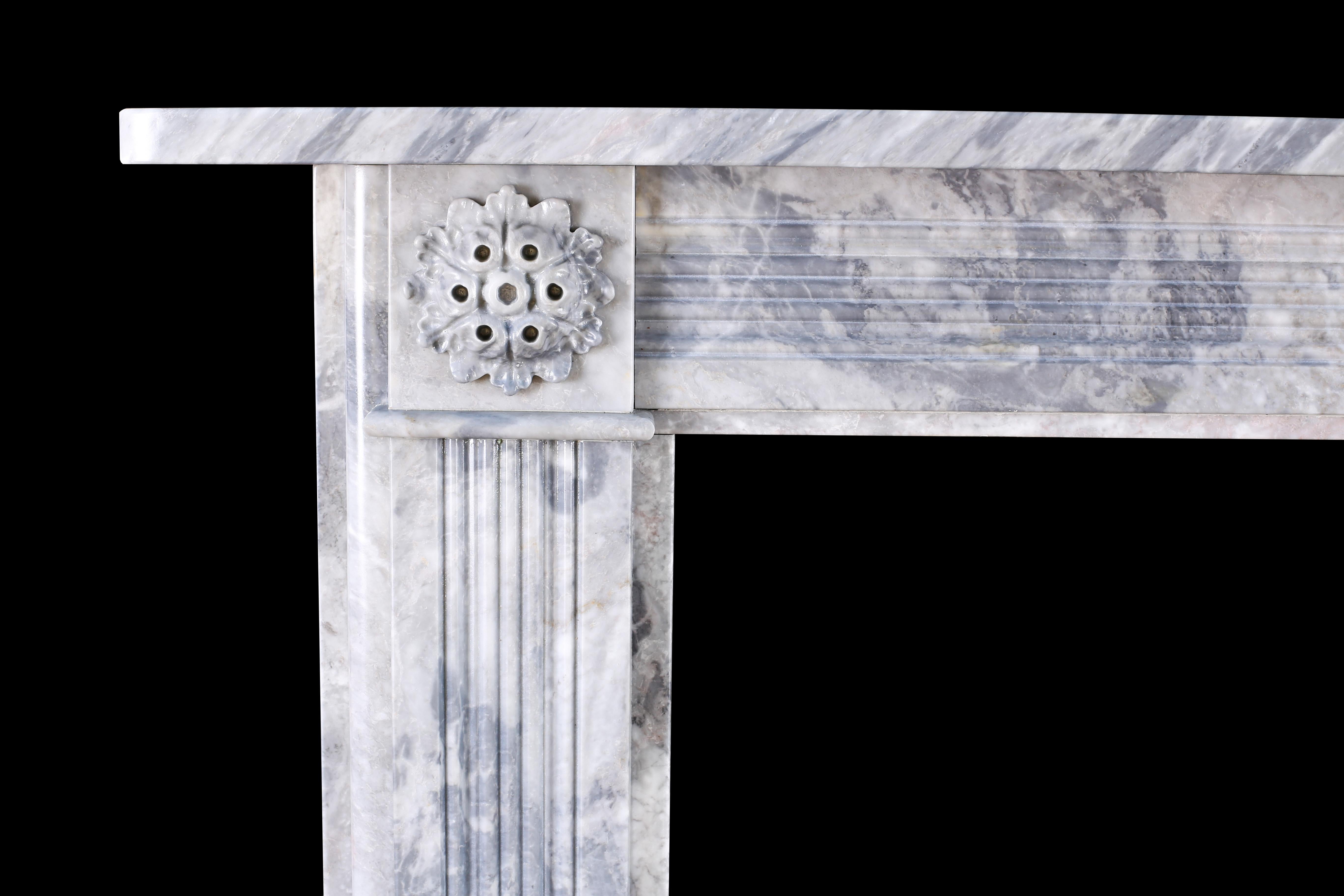 XIXe siècle Cheminée géorgienne sculptée à double volute en marbre gris Bardiglio italien en vente