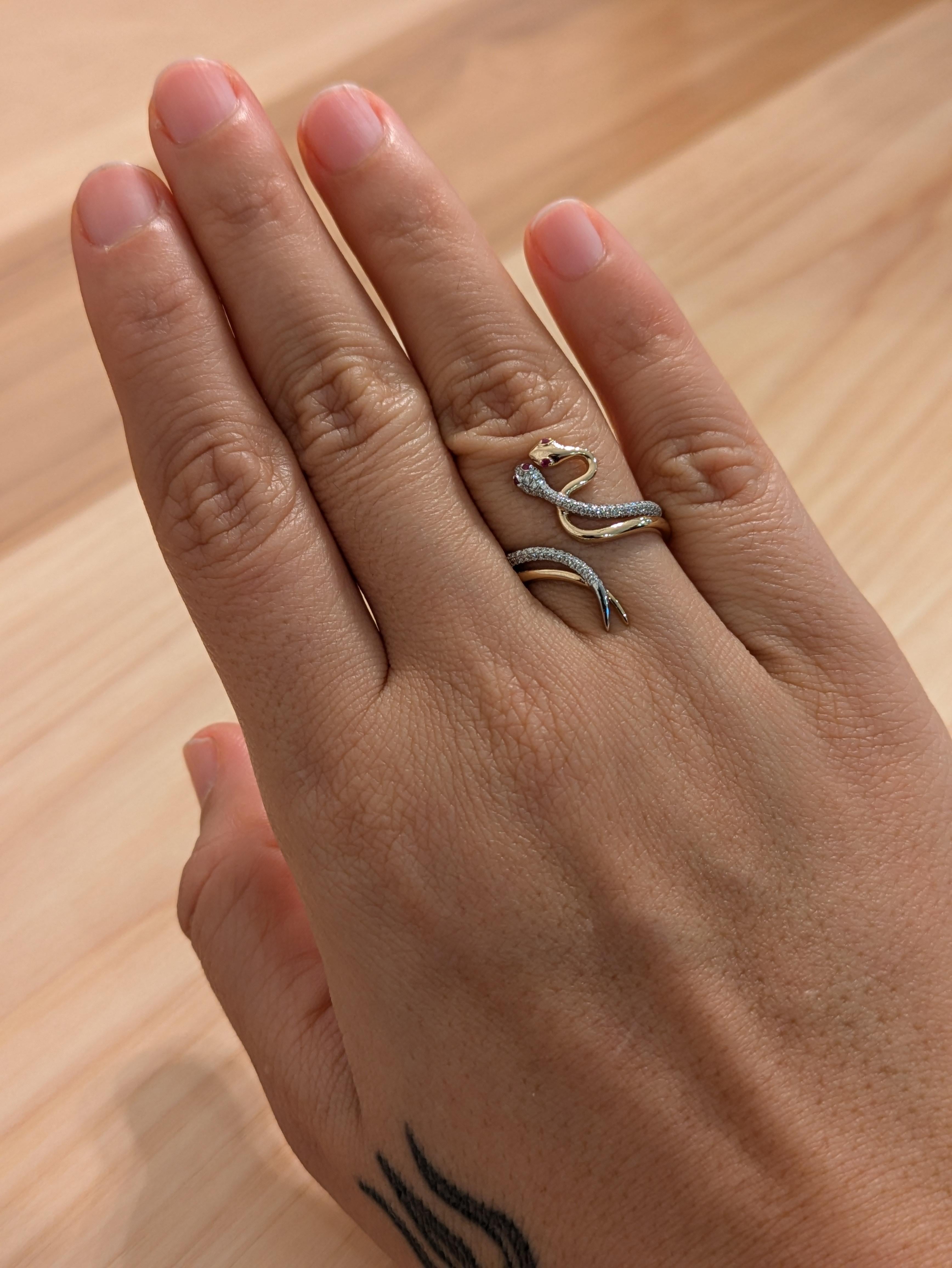 Nous adorons cette magnifique bague sur mesure avec deux serpents entrelacés dans différentes couleurs d'or 14K. Une belle pièce unique !

