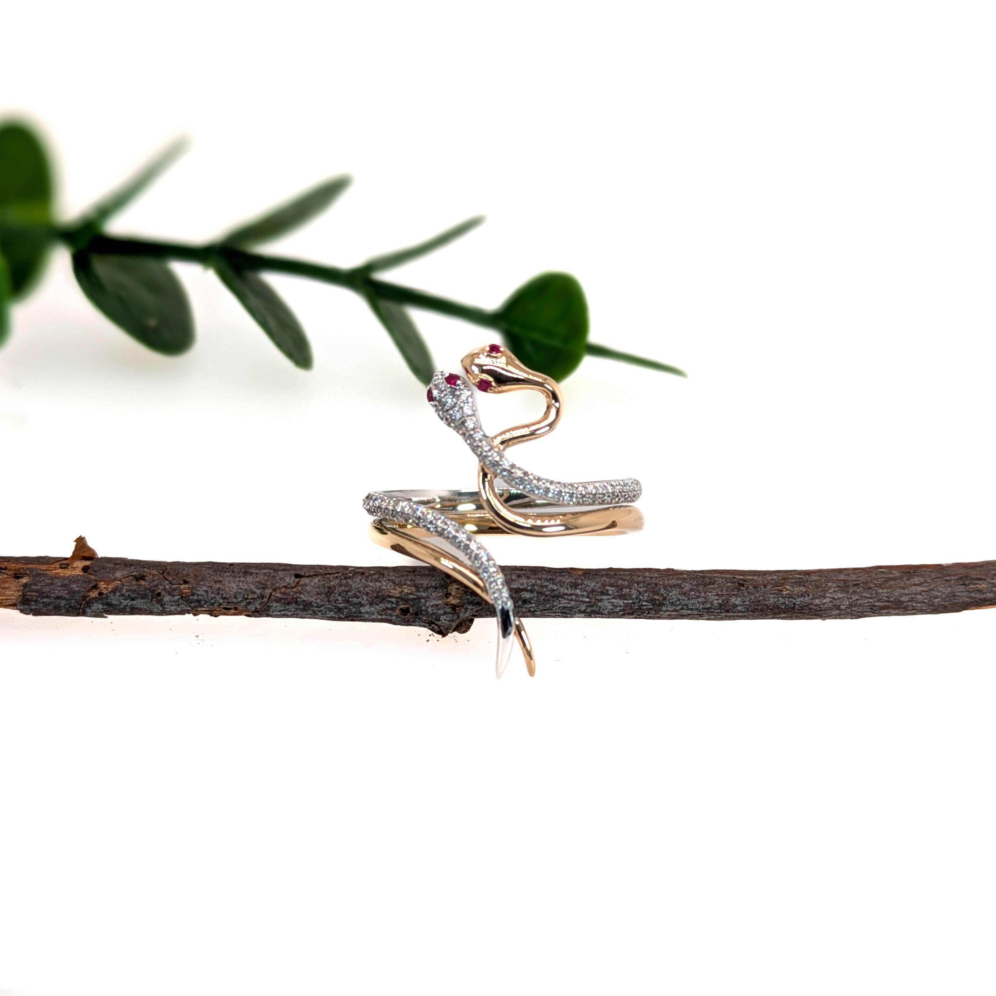 Contemporain Bague double serpent avec rubis et diamants : Or jaune et blanc 14K double en vente