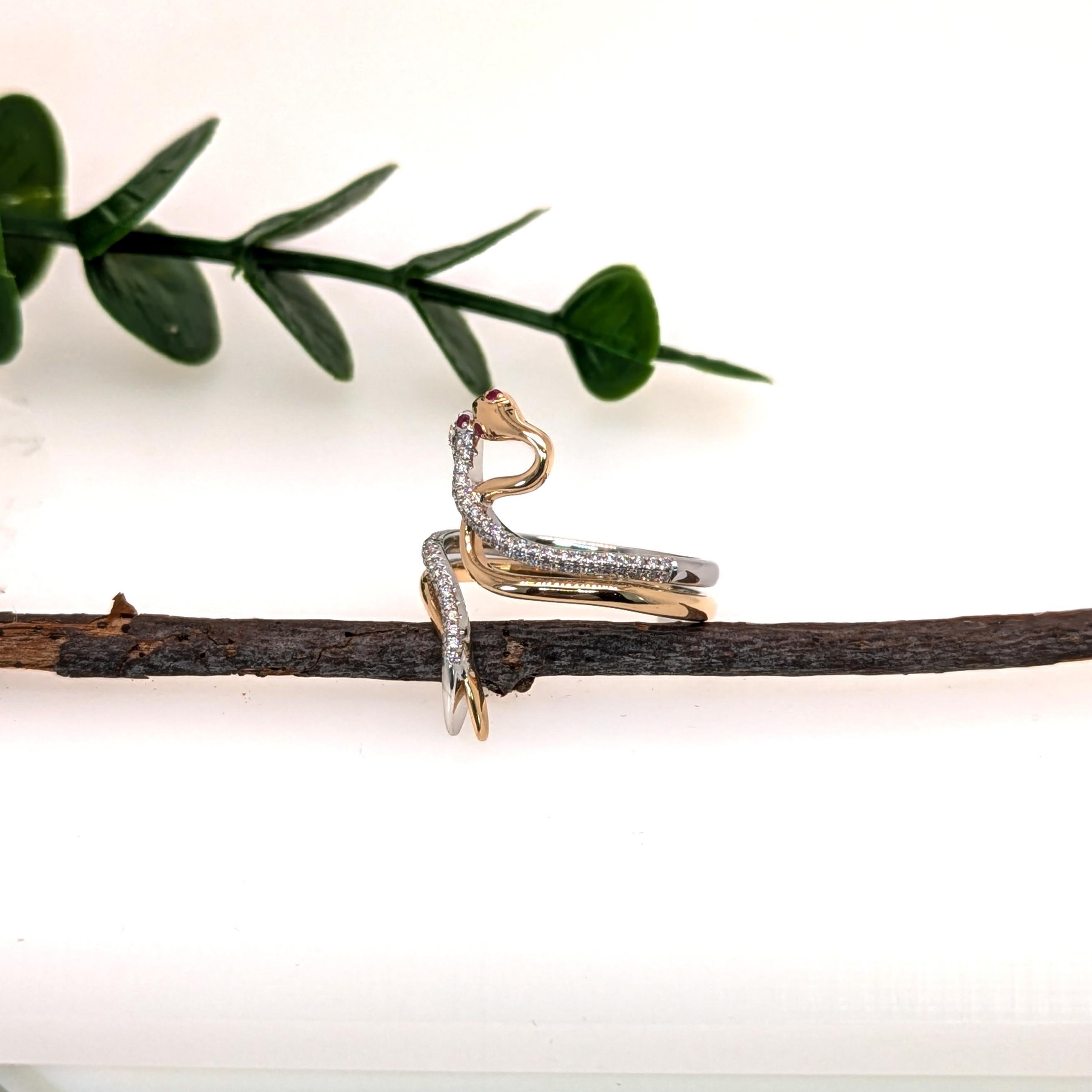Taille ronde Bague double serpent avec rubis et diamants : Or jaune et blanc 14K double en vente