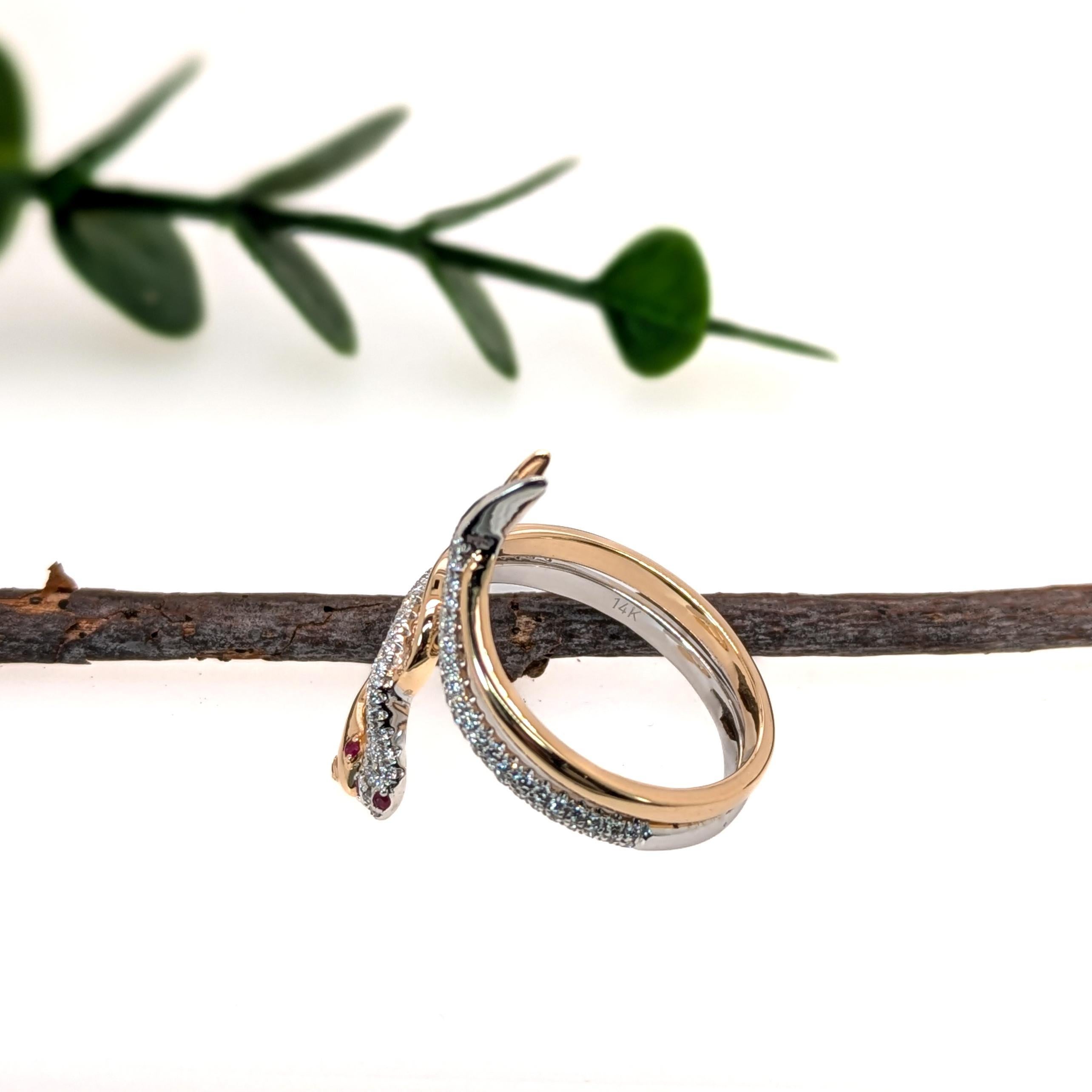 Bague double serpent avec rubis et diamants : Or jaune et blanc 14K double Neuf - En vente à Columbus, OH