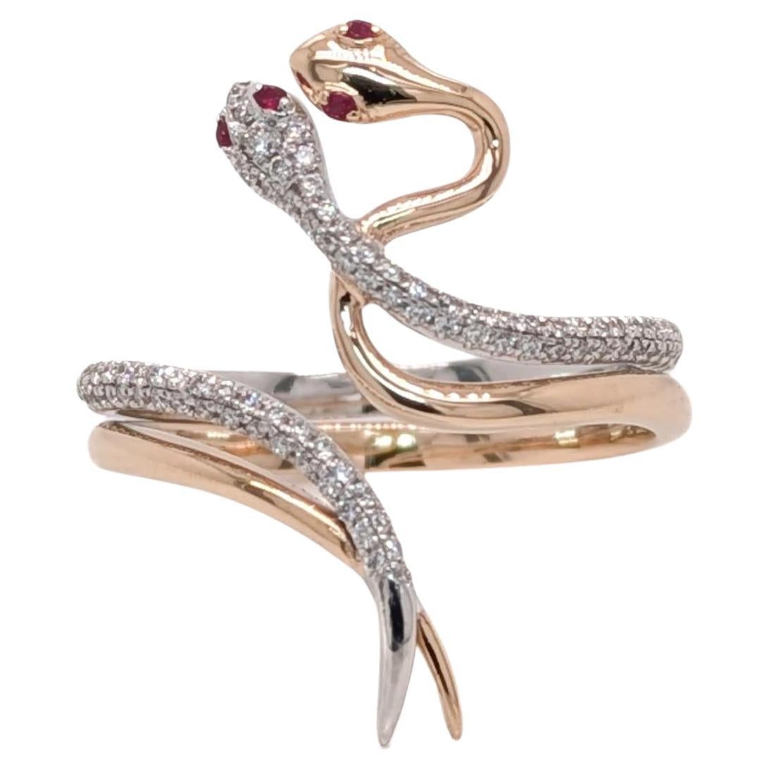 Anello a doppio serpente con accenti di rubino e diamanti: Oro doppio giallo e bianco 14K