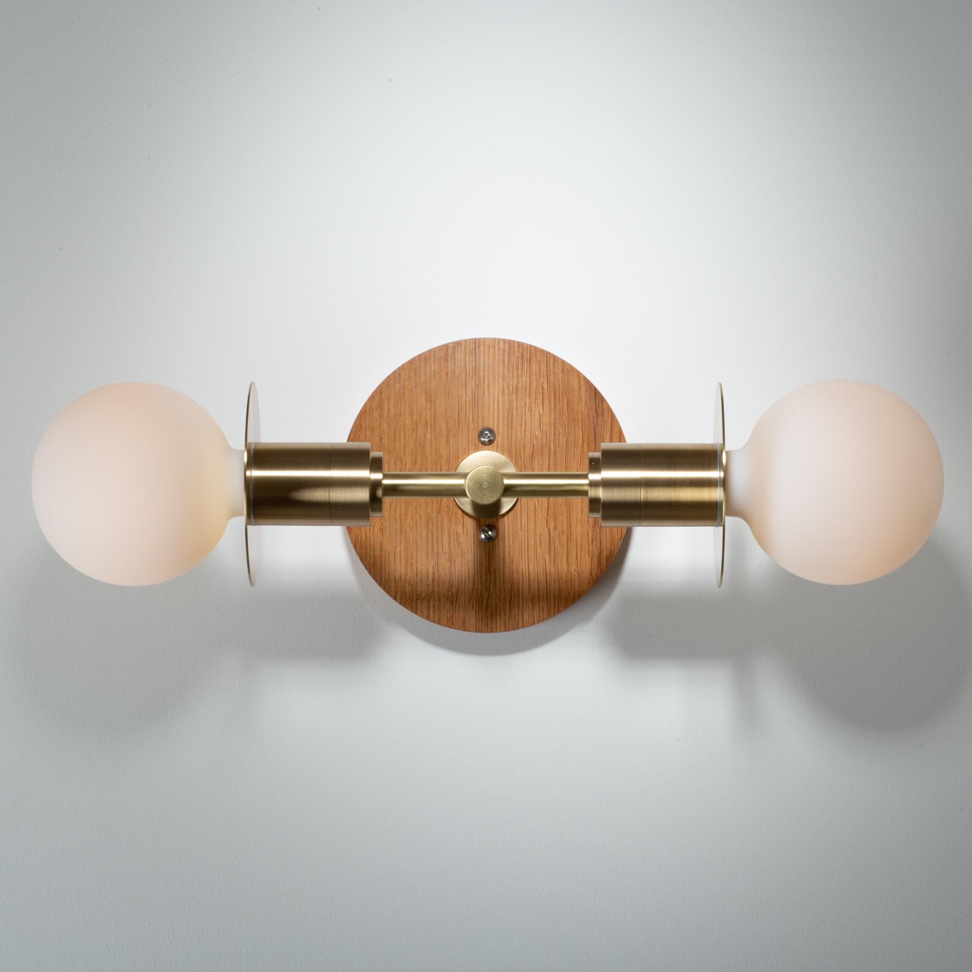 Britannique Applique Double Sphère Oak Lights en vente