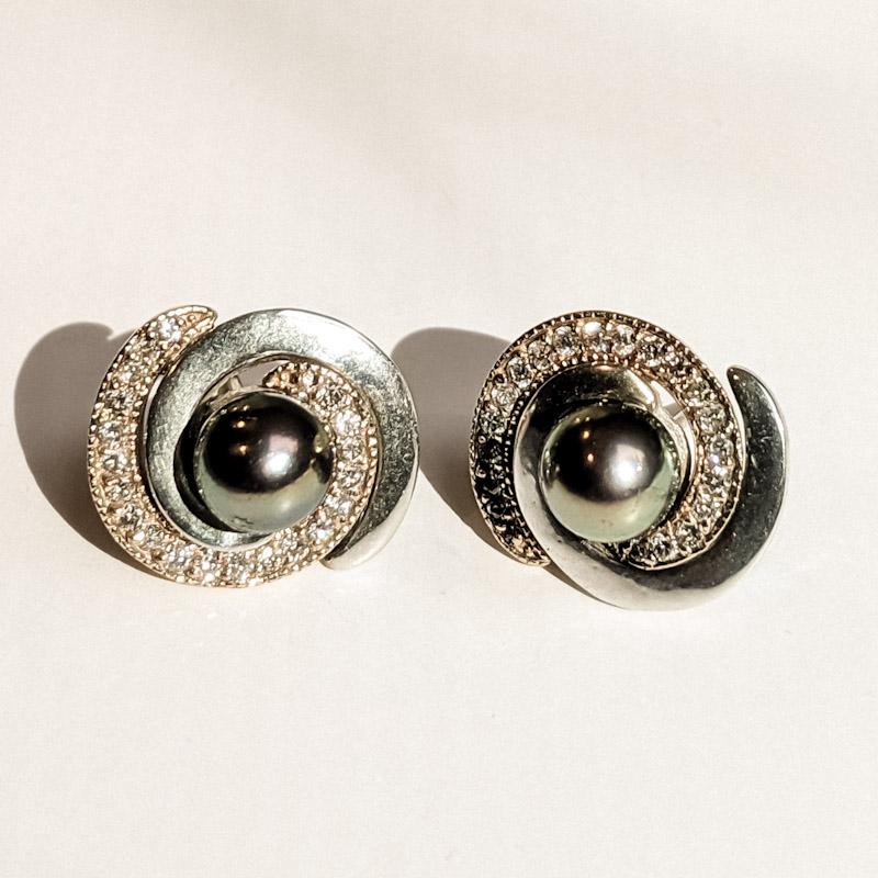 Contemporain Boucles d'oreilles double spirale 2 tons avec perle Akoya et diamants en vente