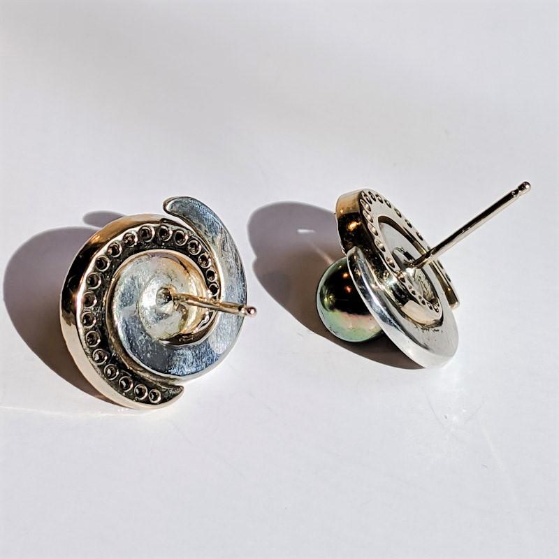 Taille ronde Boucles d'oreilles double spirale 2 tons avec perle Akoya et diamants en vente