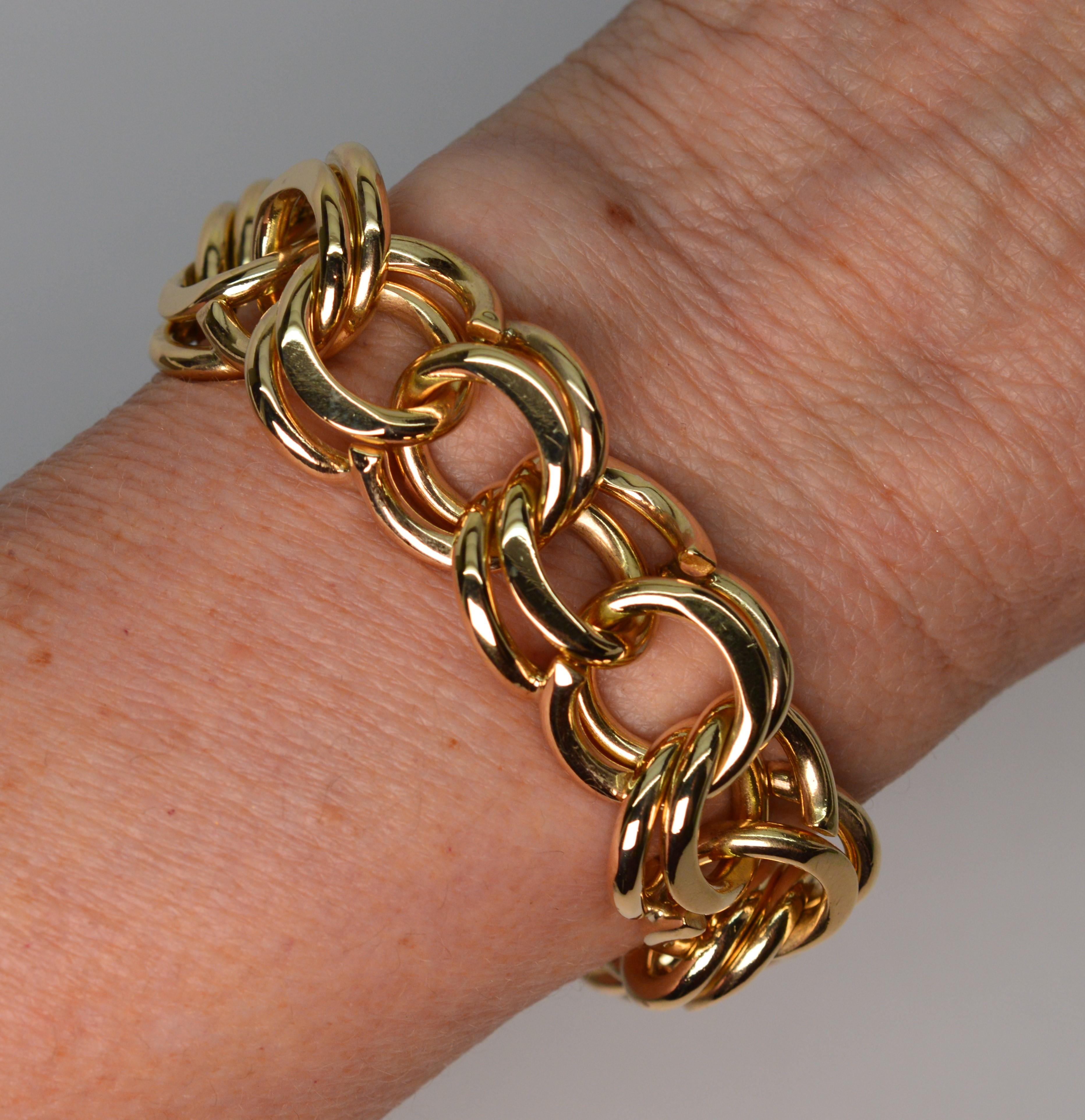 Ce bracelet polyvalent en or jaune 14 carats, doublement plat et ouvert, présente un poids et une longueur considérables. 
D'une longueur généreuse de 8-1/8 pouces, cette pièce audacieuse est créée à partir de doubles maillons imbriqués de spirales