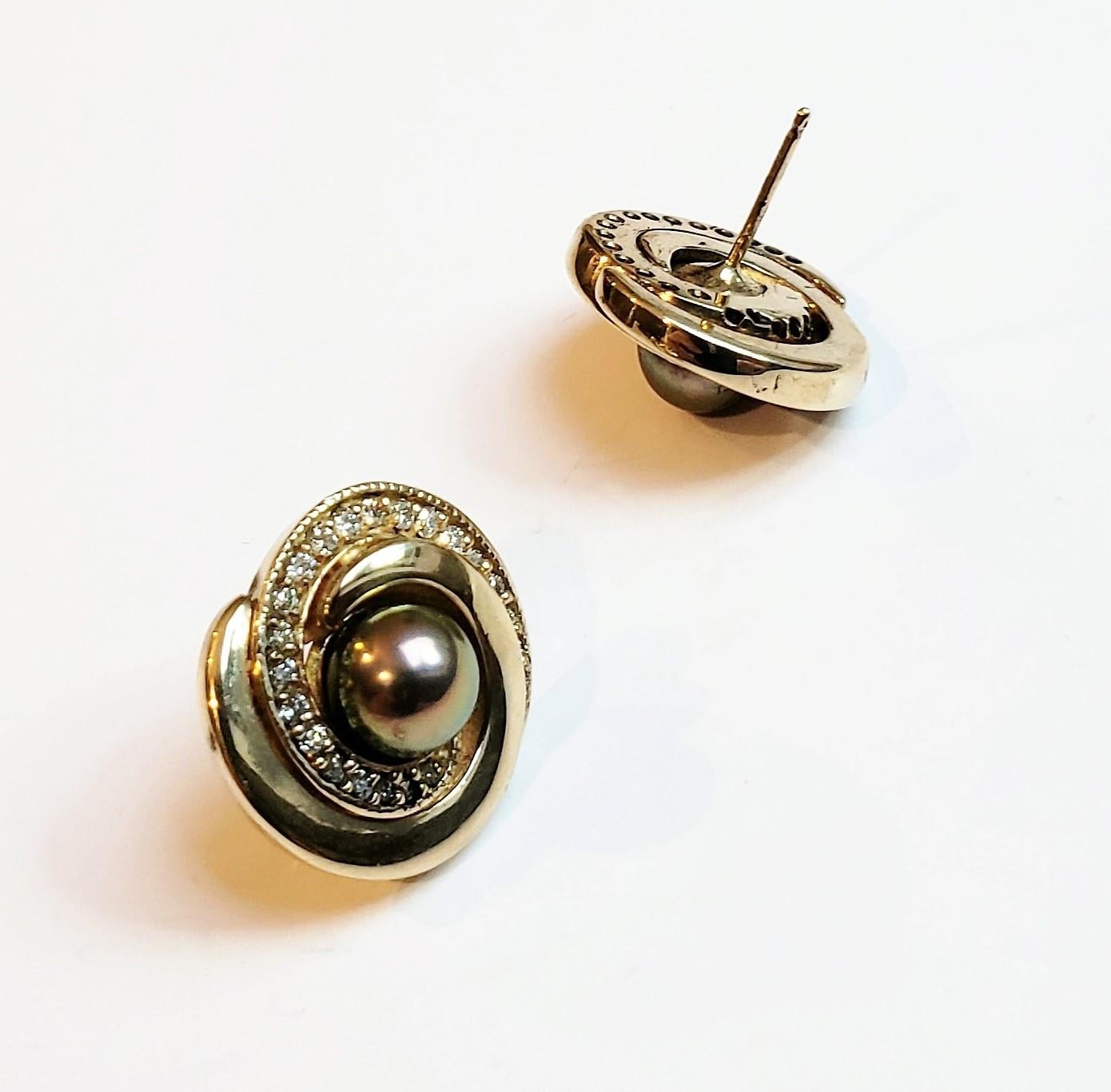 Contemporain Boucles d'oreilles double spirale avec perle Akoya et diamants en vente