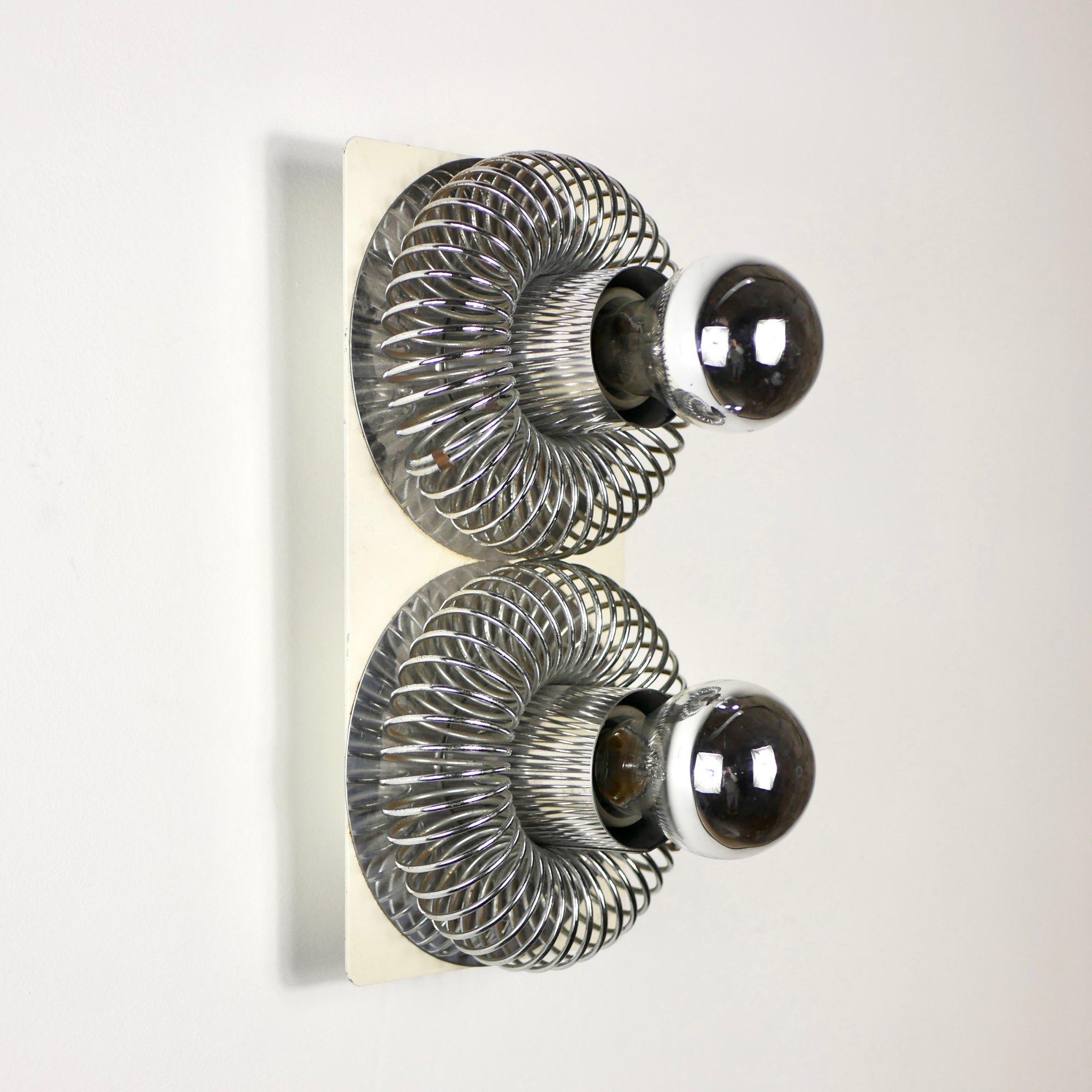 Schöne Doppelfeder-Wandleuchte, entworfen von Andrea Lazzari für Morosini Ende der 1960er Jahre, hergestellt in Italien.
Metallfedern, weiß lackierter Metallsockel.
Insgesamt guter Zustand, leichte Spuren der Zeit.
Abmessungen: H29, L15, P10cm