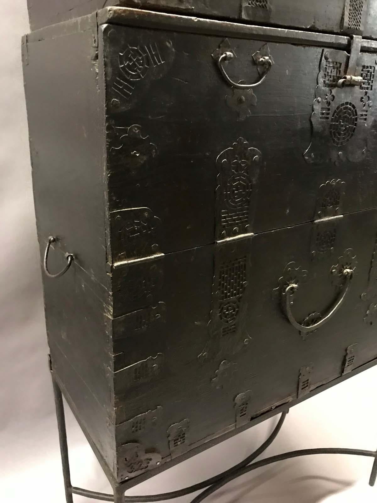 Double Stacked 18th Century Korean Chests on Iron Base im Zustand „Gut“ in Los Angeles, CA