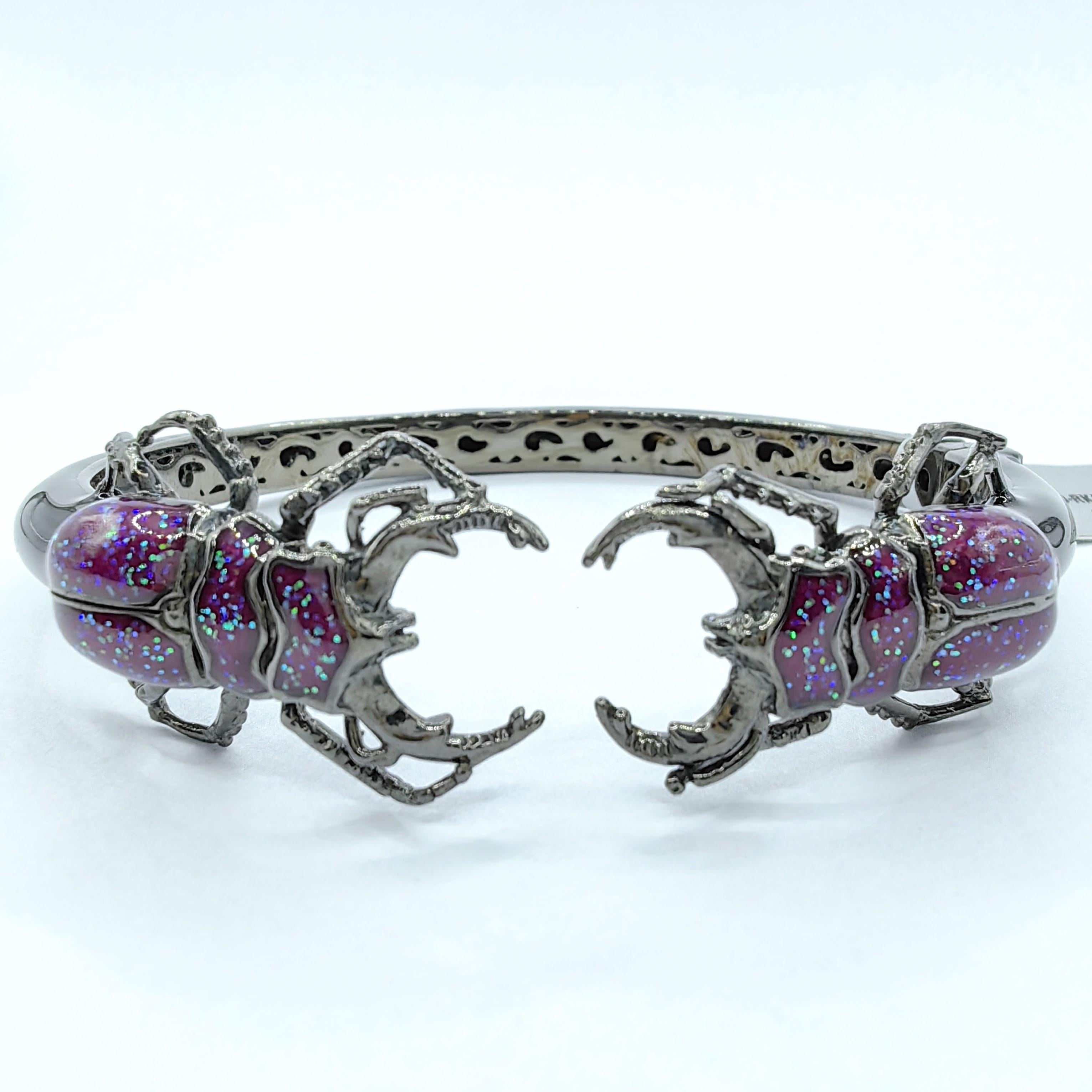 Entfesseln Sie Ihren k�ühnen Sinn für Stil mit dem Double Stag Beetles Purple Glitter Enamel Sterling Silver Open Cuff Bracelet, einem Meisterwerk der Kunst und des Designs. Dieses Armband mit zwei detailliert gearbeiteten Hirschkäfern an den offenen