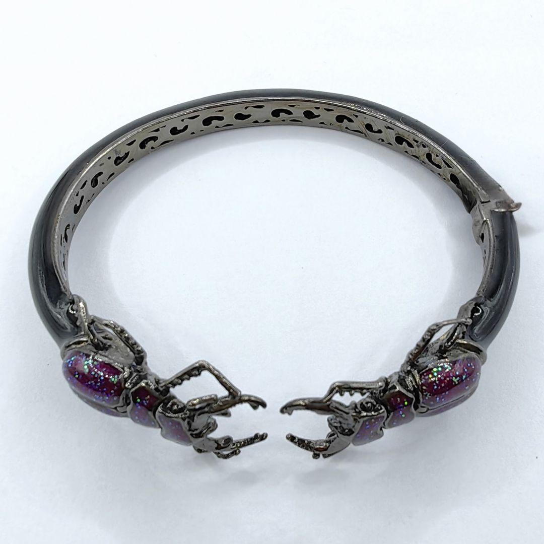 Offenes Manschettenarmband aus Sterlingsilber mit doppeltem Hirschkäfer und lila Glitter-Emaille (Zeitgenössisch)