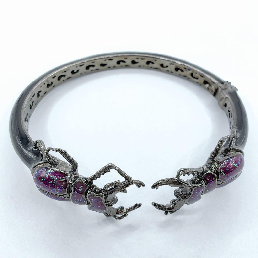 Offenes Manschettenarmband aus Sterlingsilber mit doppeltem Hirschkäfer und lila Glitter-Emaille im Zustand „Neu“ in Wan Chai District, HK