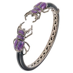 Offenes Manschettenarmband aus Sterlingsilber mit doppeltem Hirschkäfer und lila Glitter-Emaille