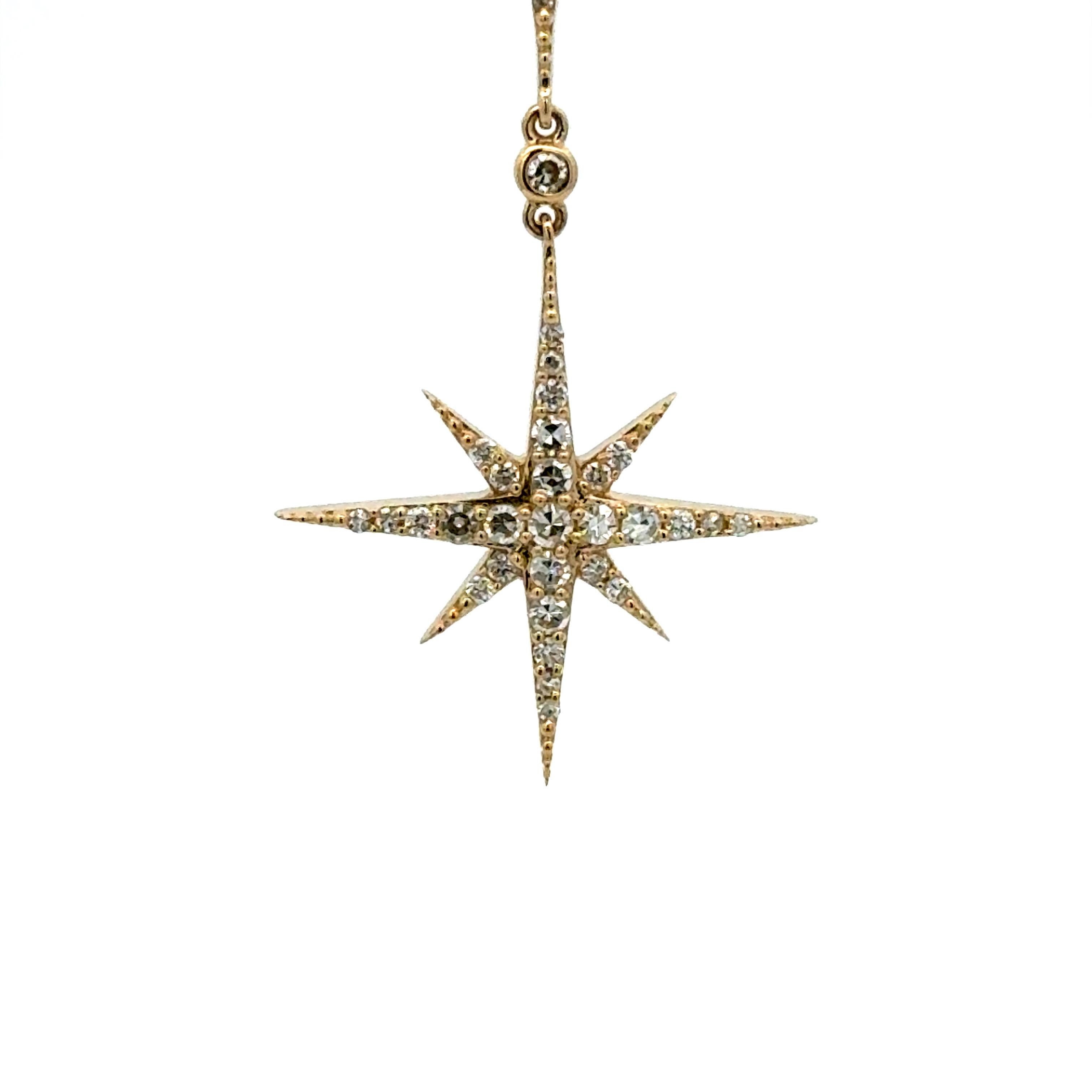 Brilla con un'eleganza celestiale. Questa squisita collana con doppio pendente a stella è sapientemente realizzata in oro massiccio 14 carati e presenta un'abbagliante serie di 52 diamanti naturali incastonati a mano per un peso totale di 0,35