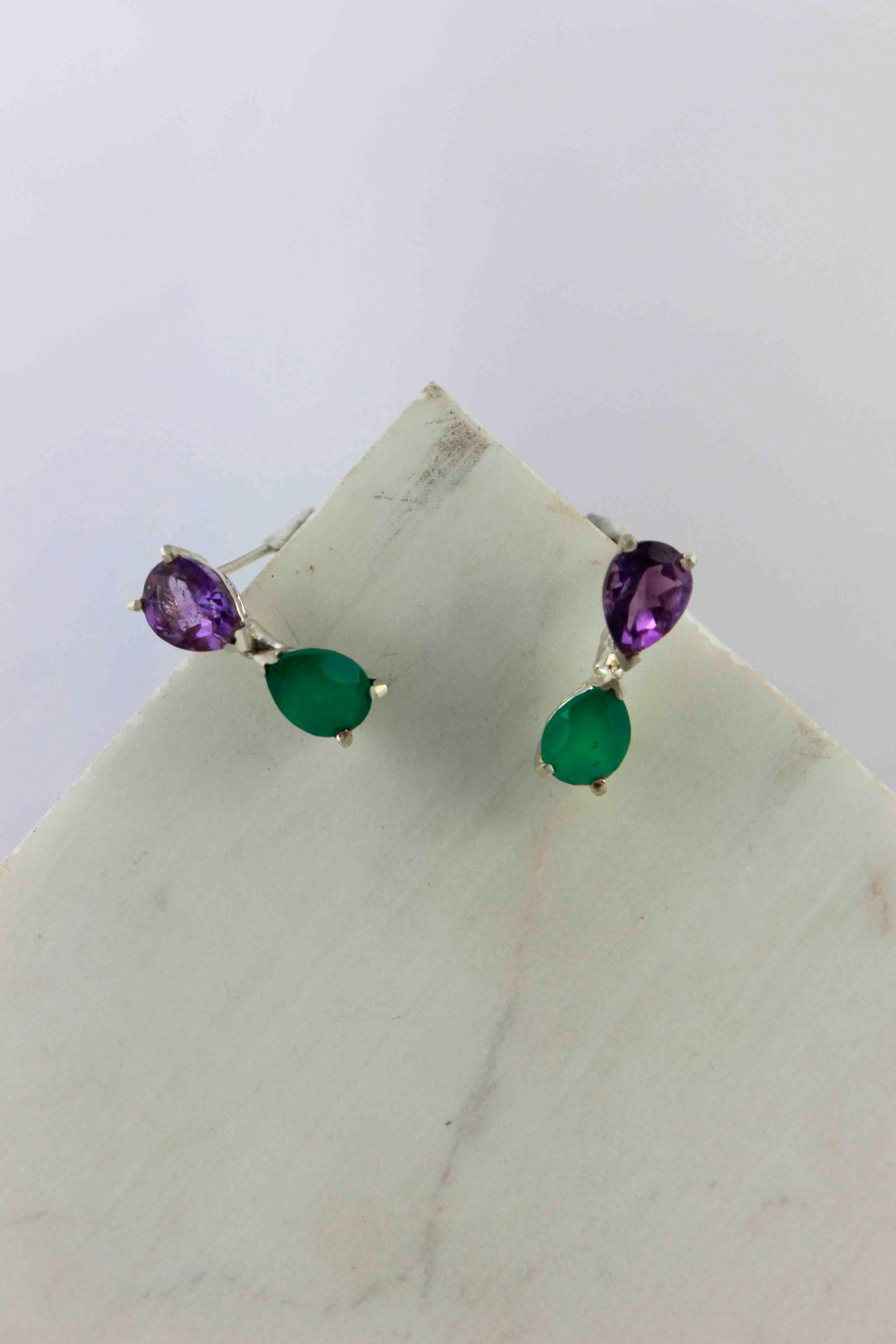 Each Double Stone Earrings is featuring an amethyst and a green agate pear faceted stone.

Stone size 6×8 mm

For available stones and colours please get in touch . We always love to work with you and make your dream jewellery.