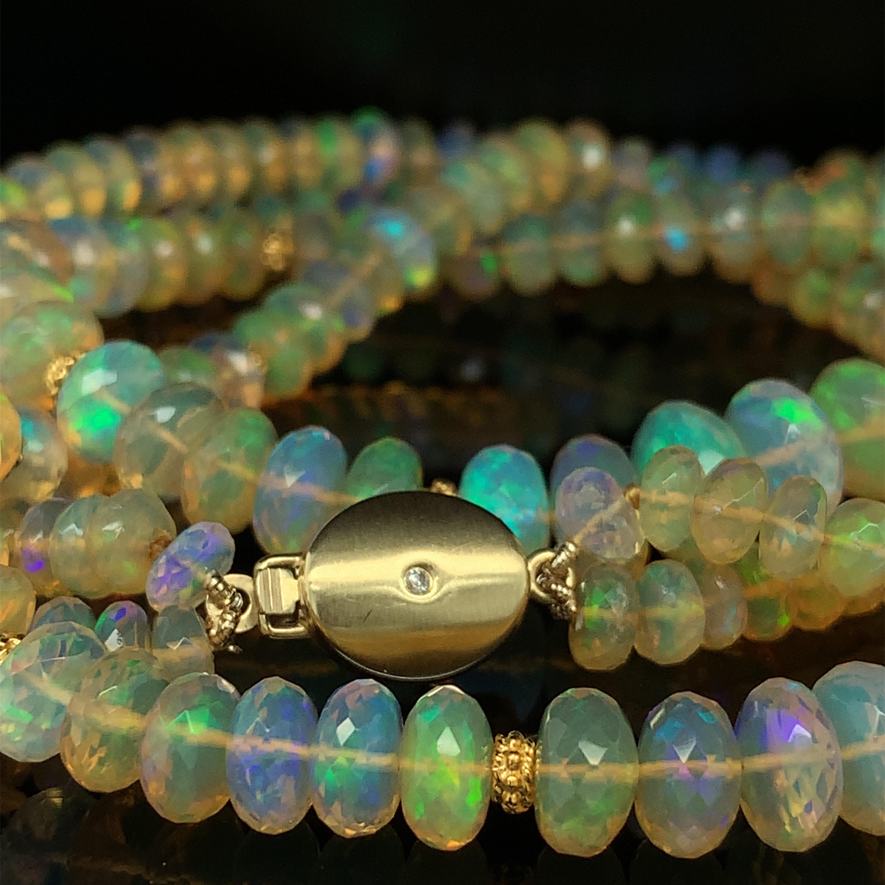 Artisan Collier de perles d'opale à double rang, 170,45 carats au total, avec accents en or jaune en vente