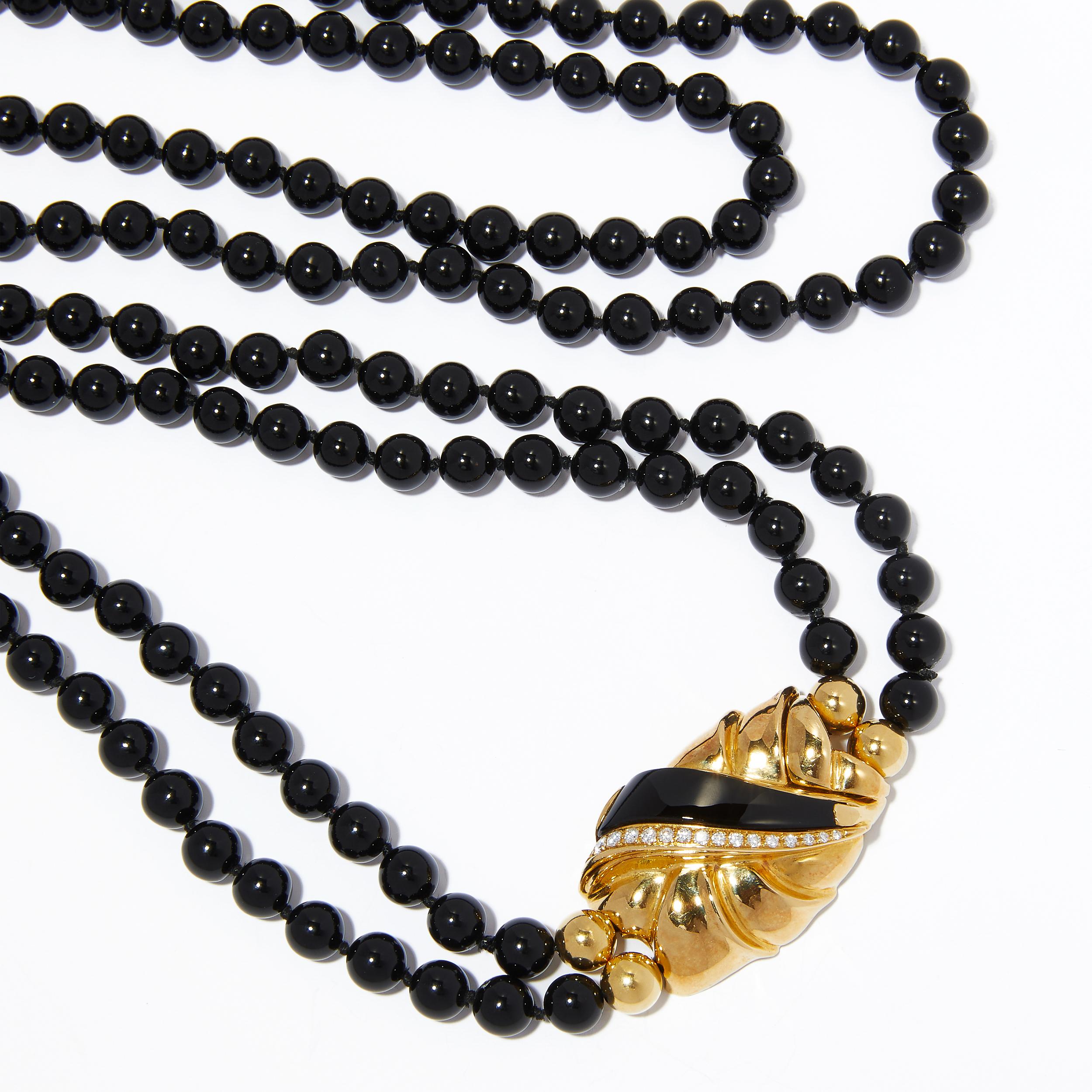 Laissez les brins apparemment infinis de perles d'onyx de ce collier de perles ajouter un peu de piquant à votre décolleté ! Attirant l'attention et fabuleuse, cette pièce italienne est composée de 197 perles d'onyx noir de forme libre, disposées en