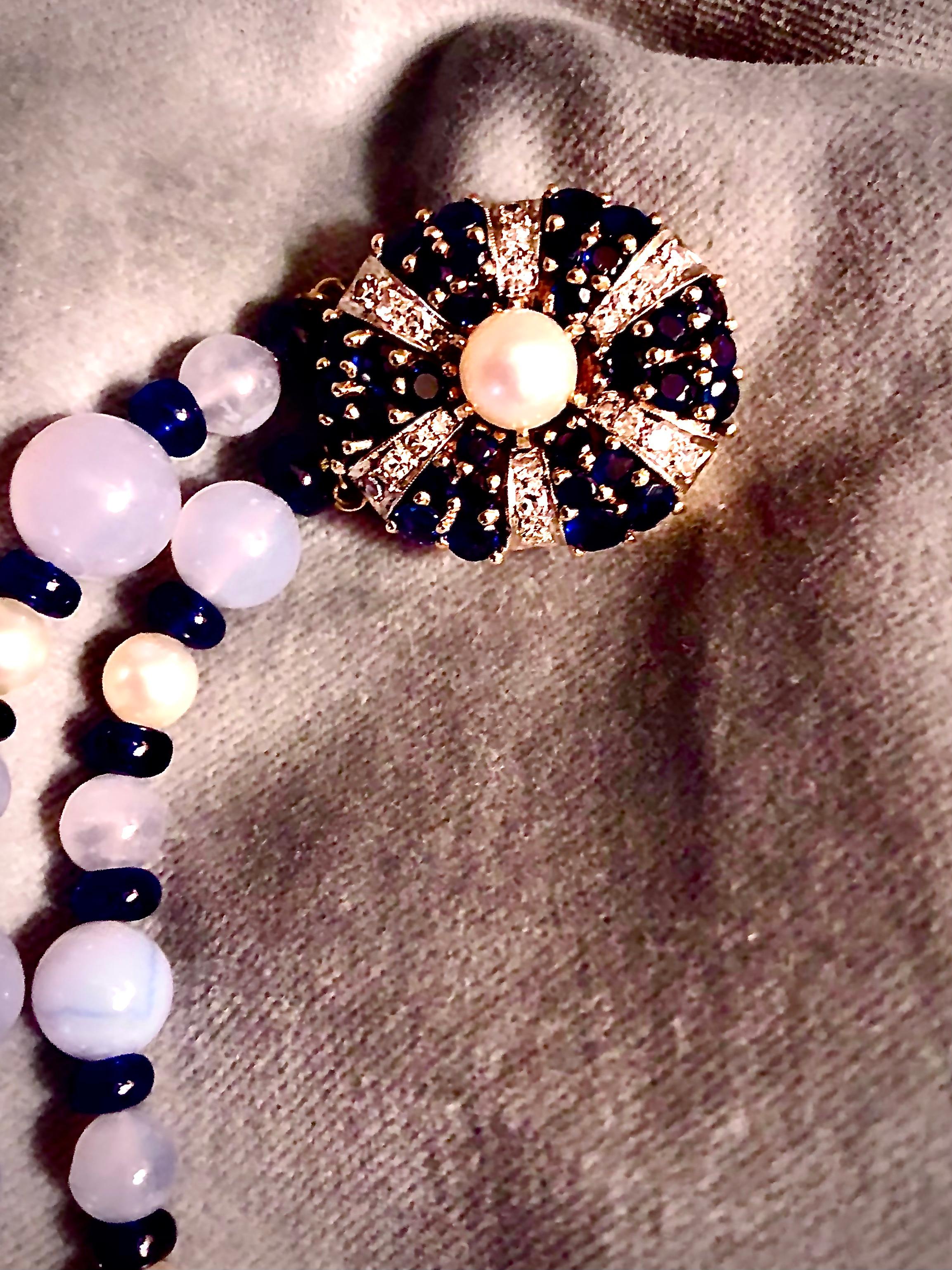 Contemporain Collier double brin de calcédoine bleue, saphirs, diamants et perles de culture en vente