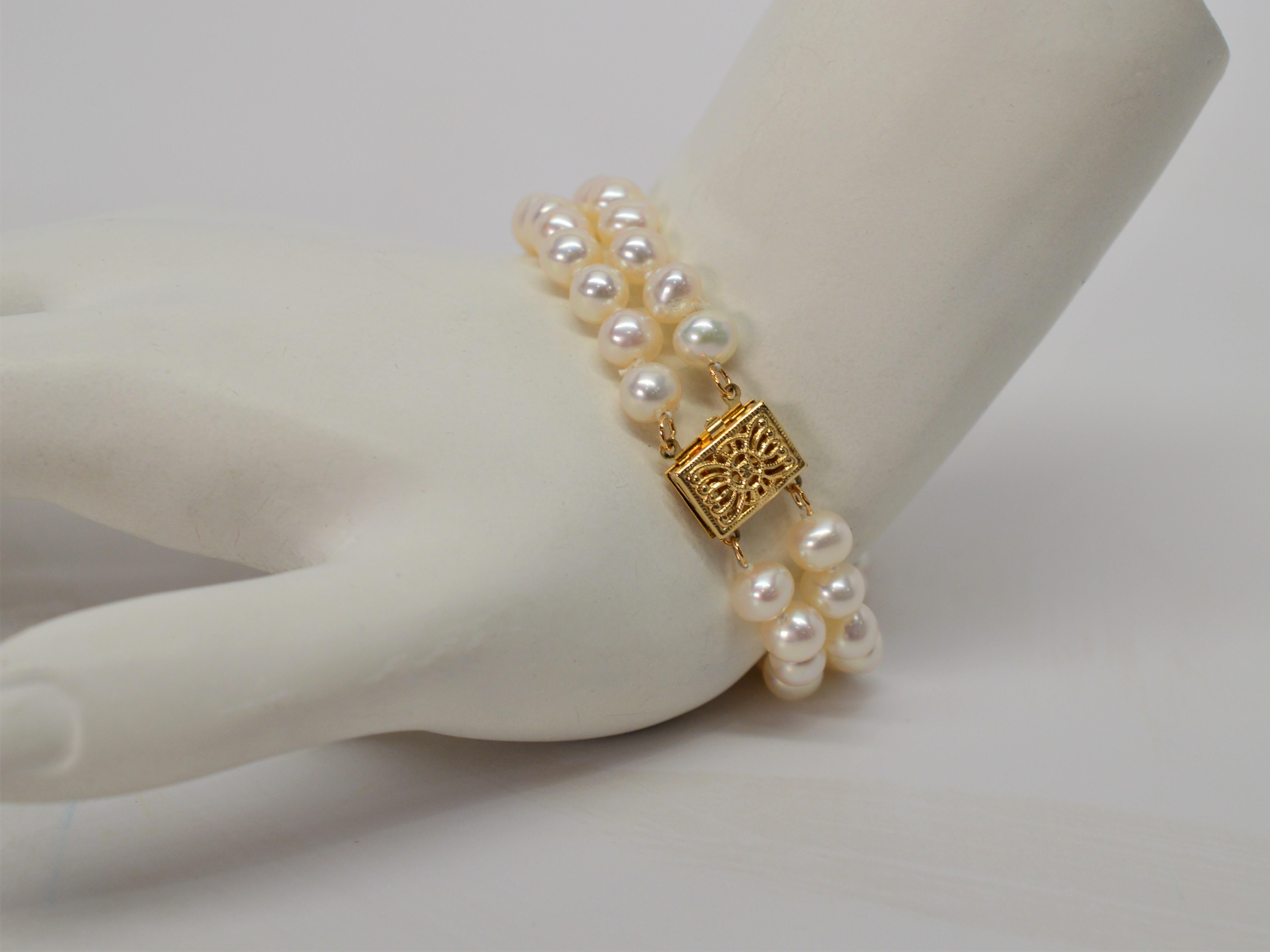 Taille ronde Collier de perles à boutons double brin Bracelet Duo en vente