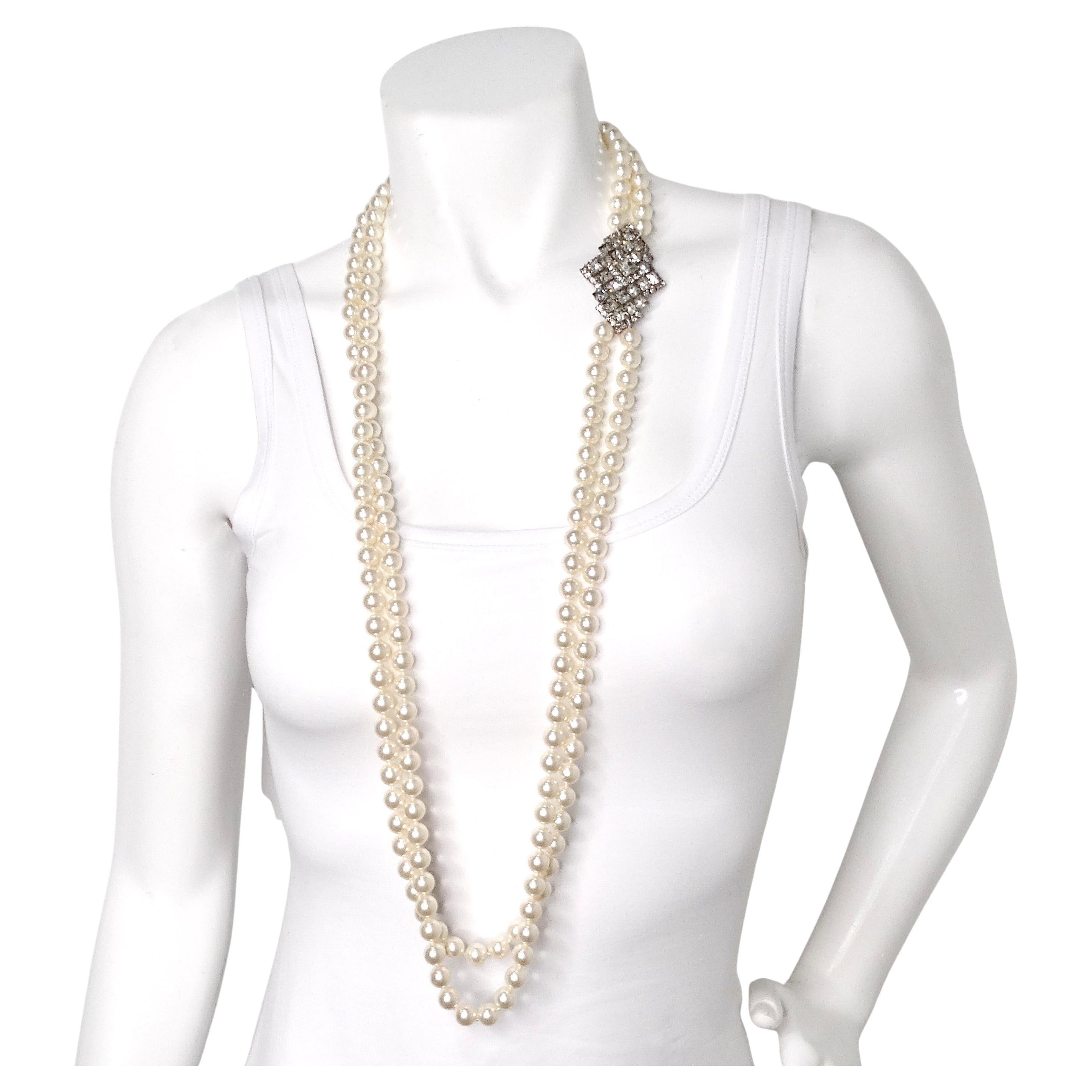 Questa splendida collana di perle di costume a doppio filo, risalente agli anni '80, emana un'eleganza vintage e un fascino senza tempo. Realizzata con perle finte, la collana presenta 2 fili lunghi e versatili che possono essere indossati lunghi o