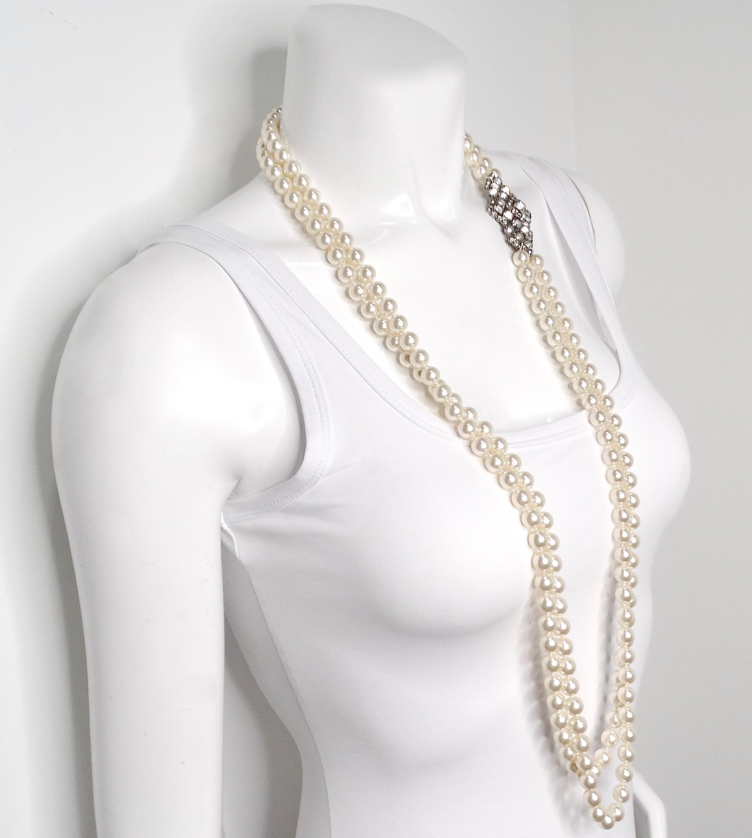 Collana con pendente di perle e strass in costume a doppio filo, circa anni '80 in vendita 1