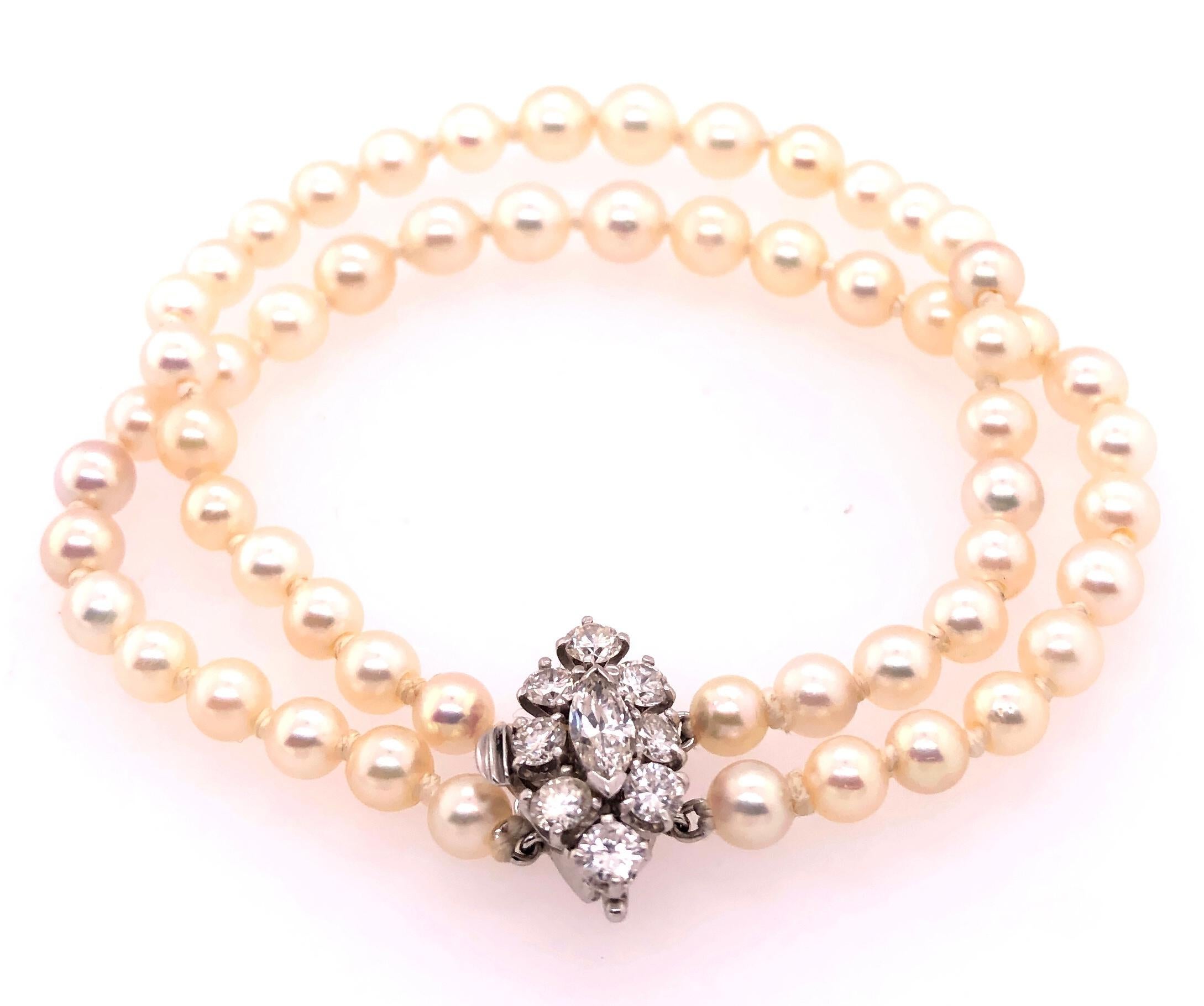 Bracelet double rang de perles de culture et de diamants. Grand fermoir en diamant de 1,20 T.D.W. Bracelet de 7 pouces en or blanc 18 carats avec pendentif en forme de marquise en diamant. Poinçon OR 13,6 grammes poids total. perle de 5 mm.