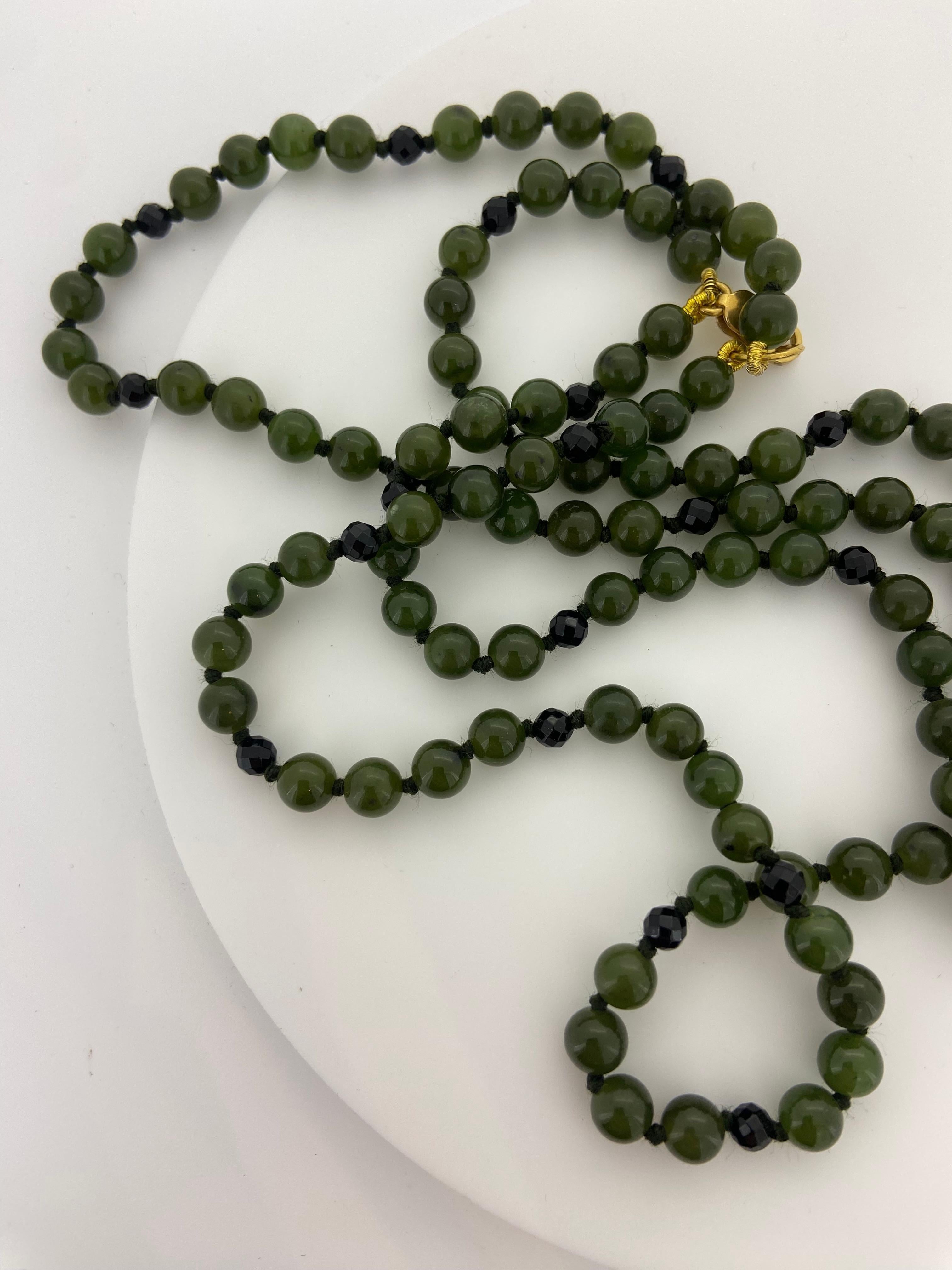 Collier à double rang de perles de jade vert intense et profond, onyx et or, années 1960 en vente 4