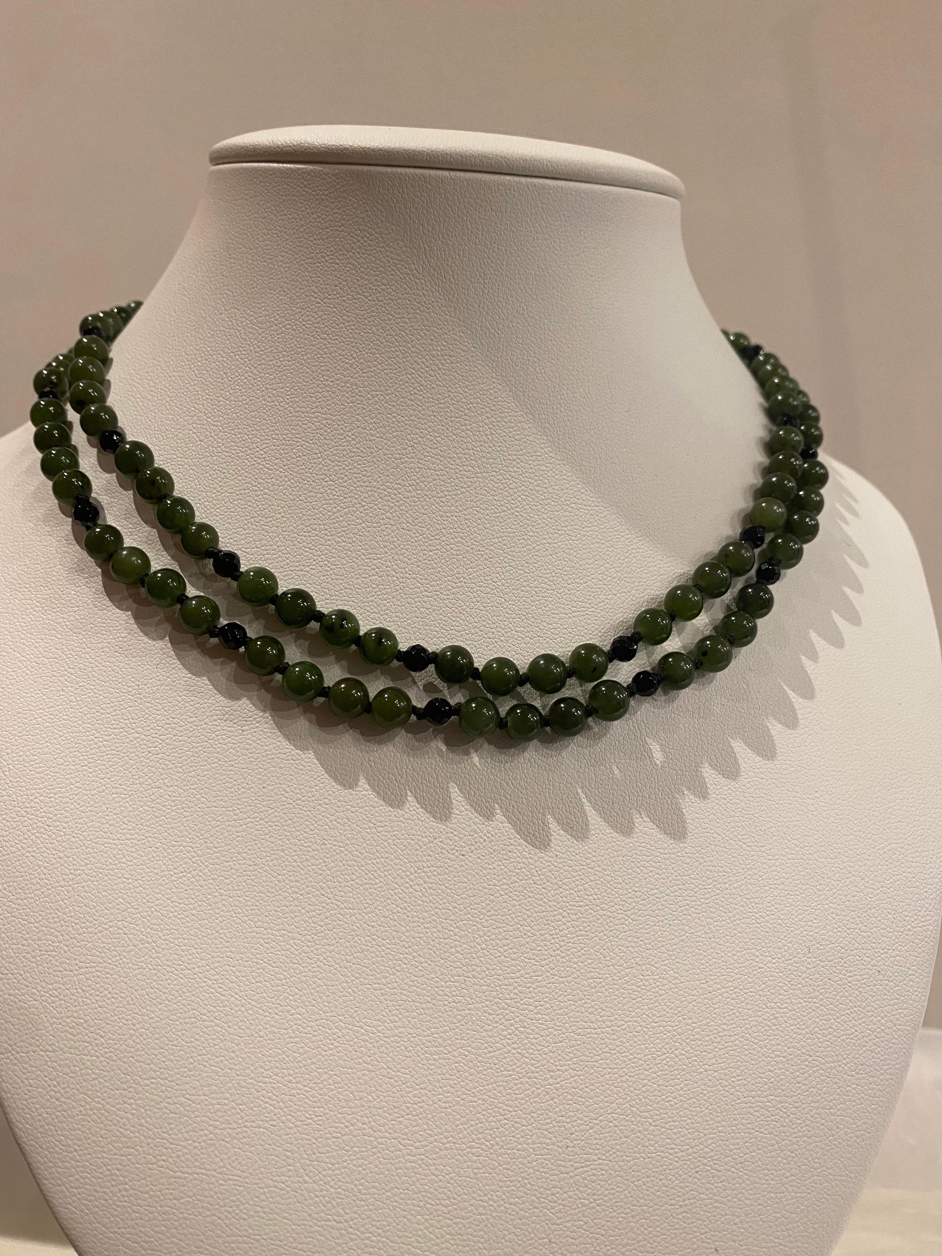 Perle Collier à double rang de perles de jade vert intense et profond, onyx et or, années 1960 en vente