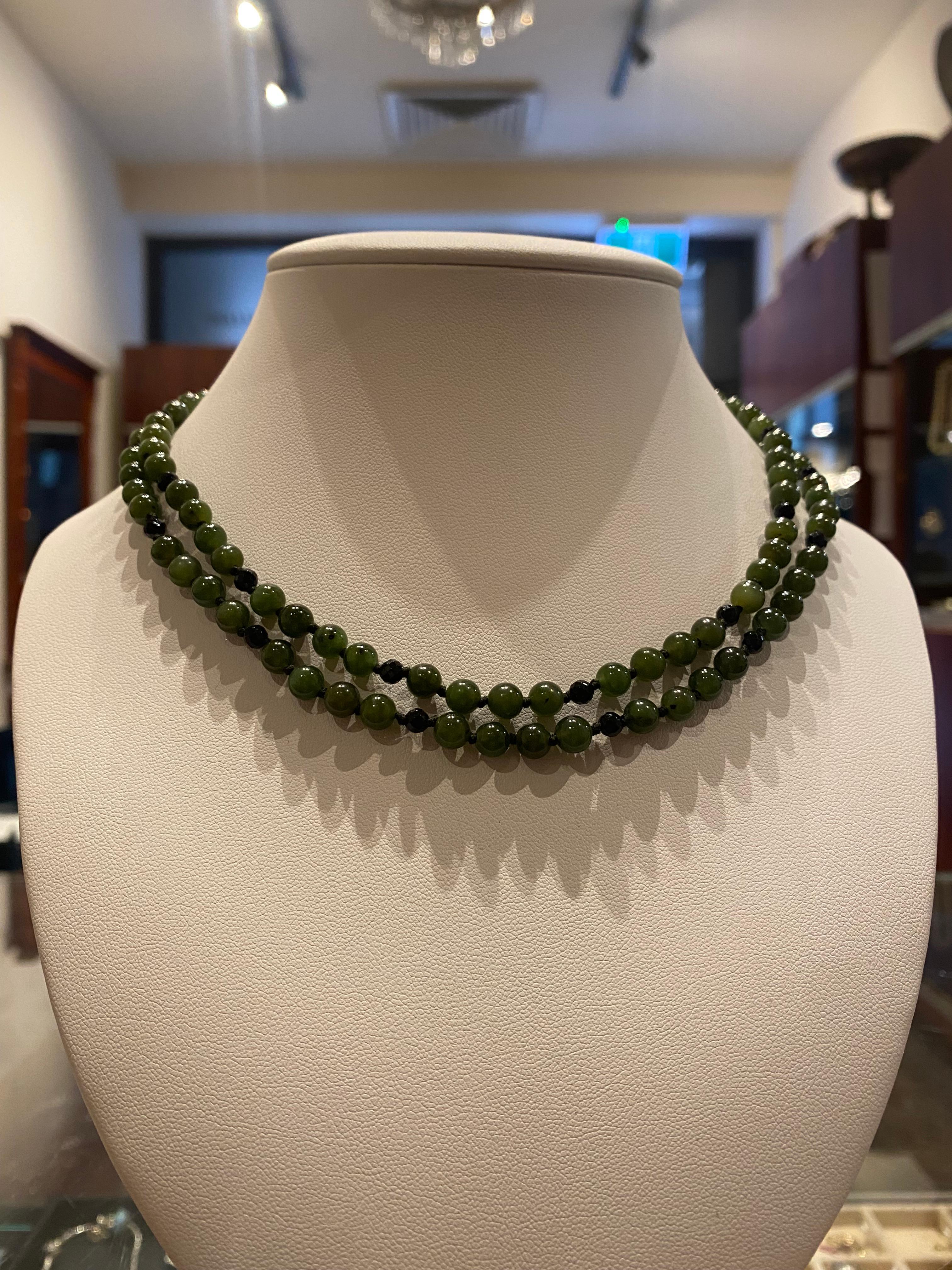 Collier à double rang de perles de jade vert intense et profond, onyx et or, années 1960 Pour femmes en vente