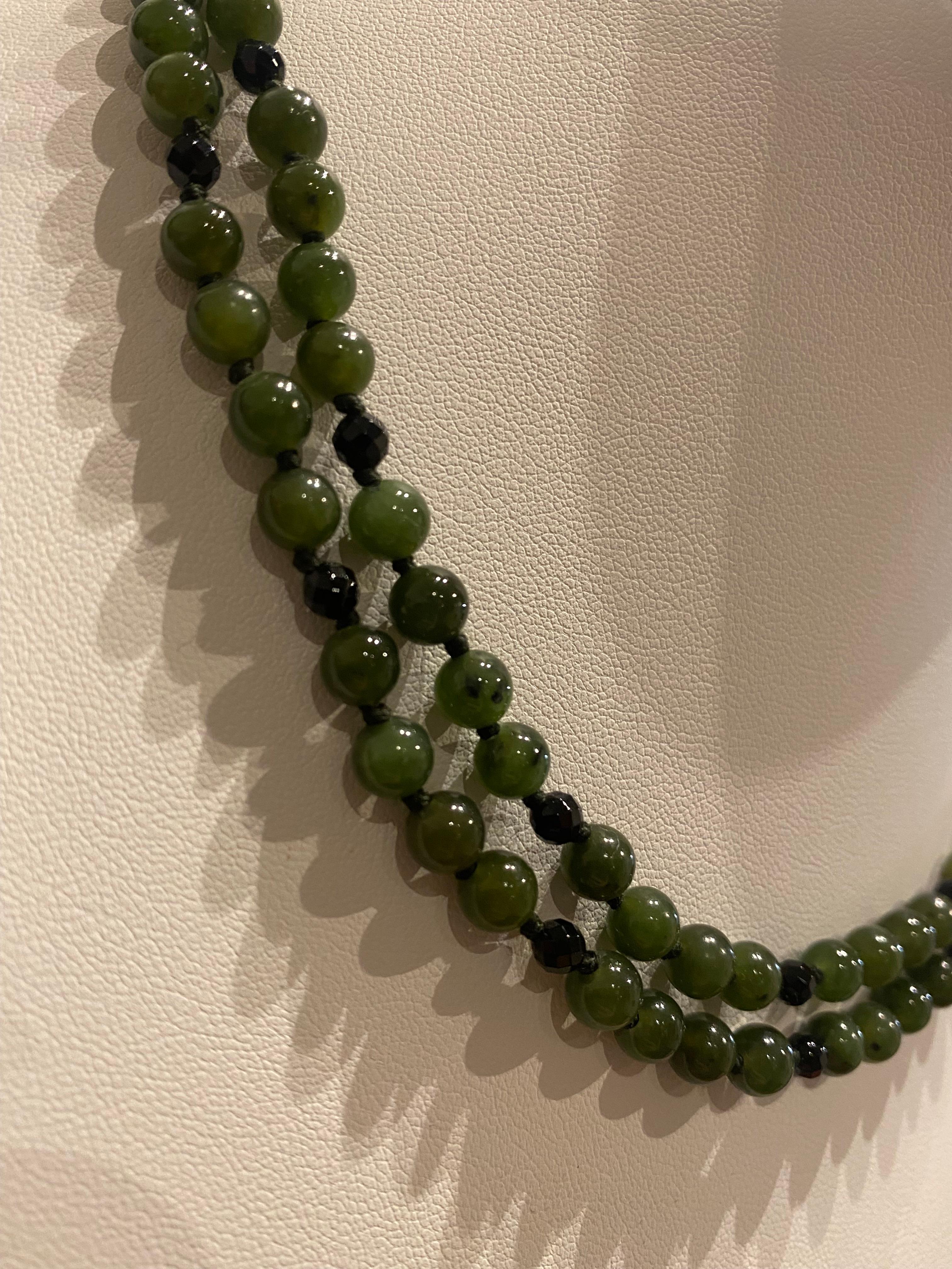 Collier à double rang de perles de jade vert intense et profond, onyx et or, années 1960 en vente 1