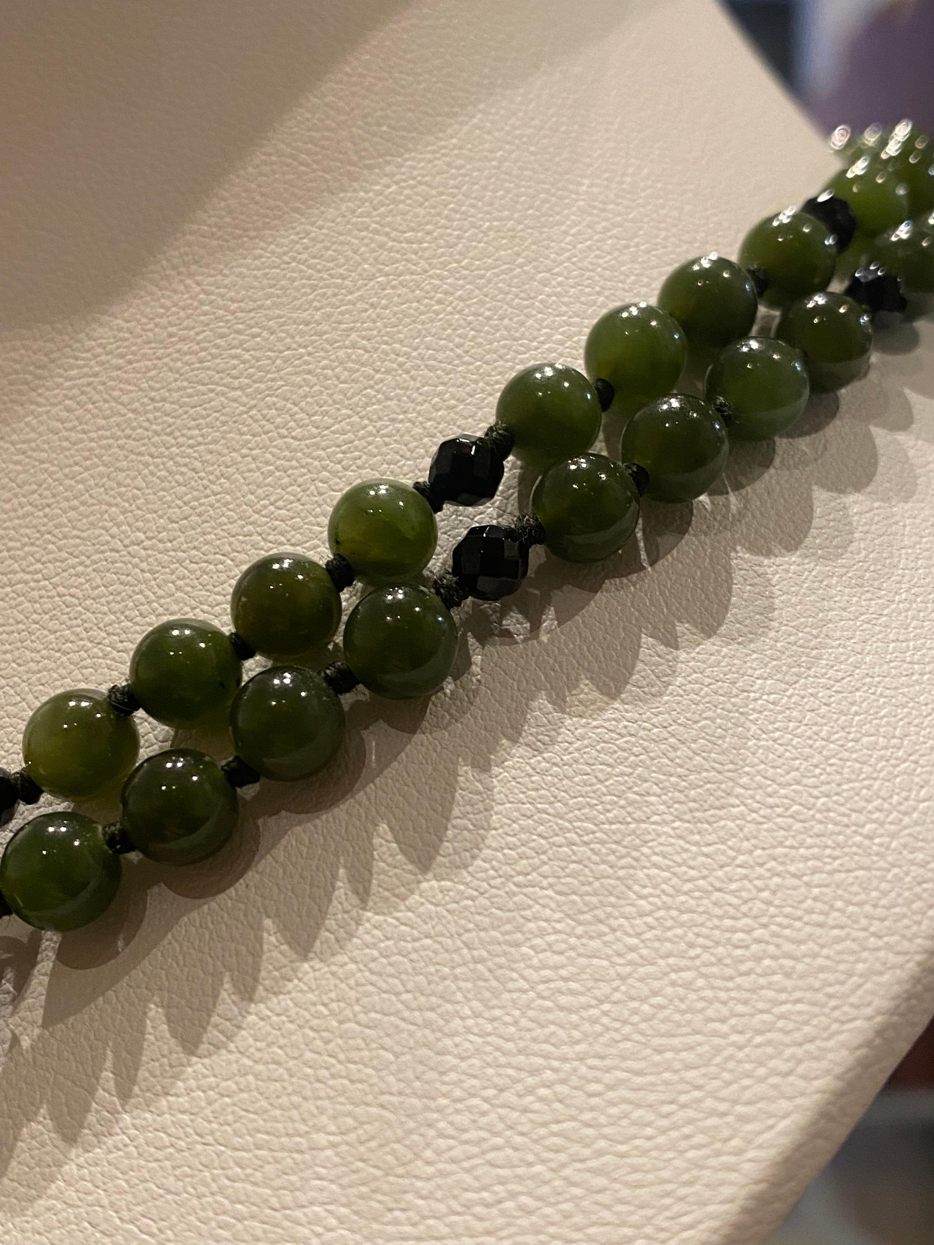 Collier à double rang de perles de jade vert intense et profond, onyx et or, années 1960 en vente 2