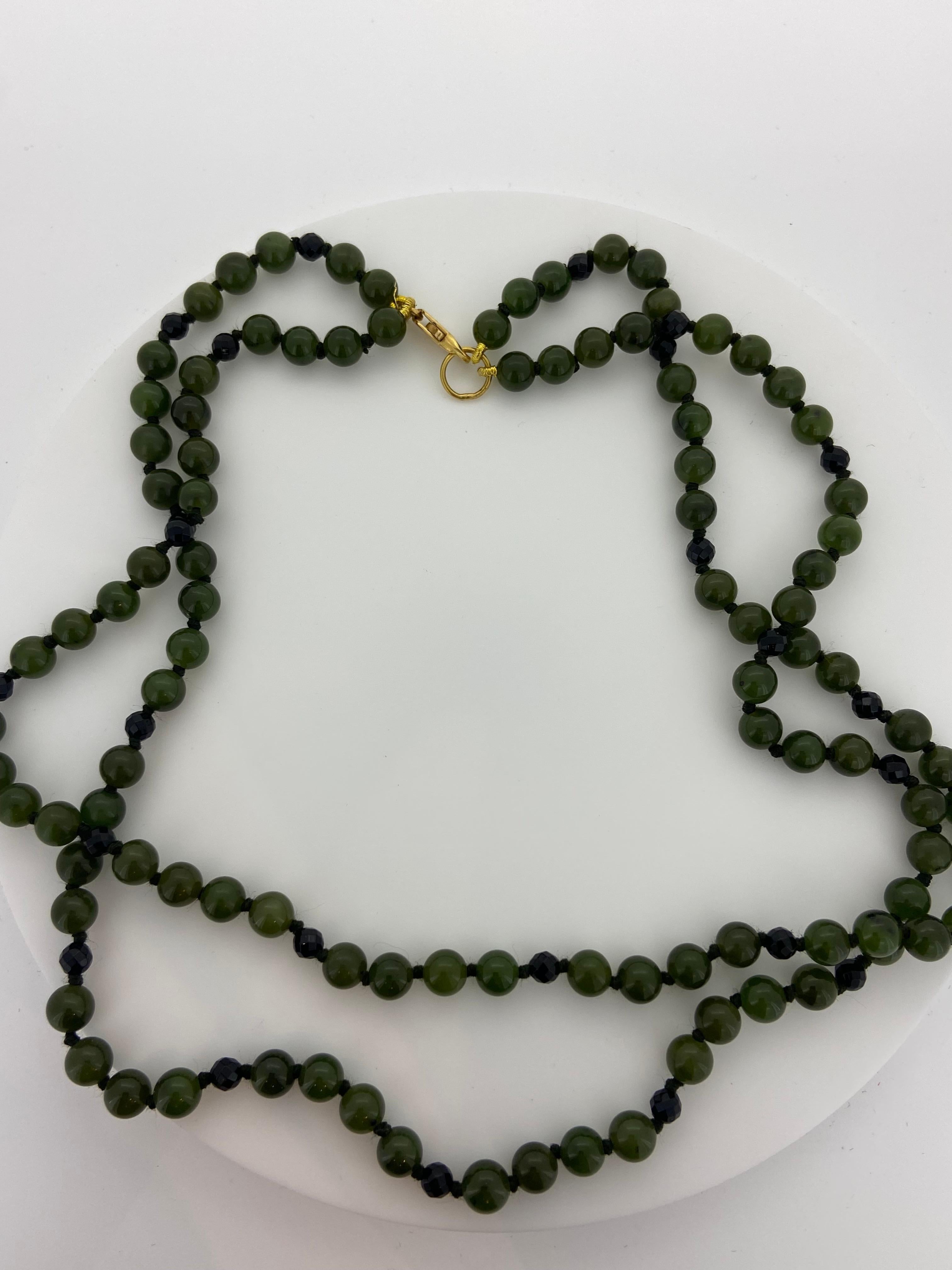 Collier à double rang de perles de jade vert intense et profond, onyx et or, années 1960 en vente 3
