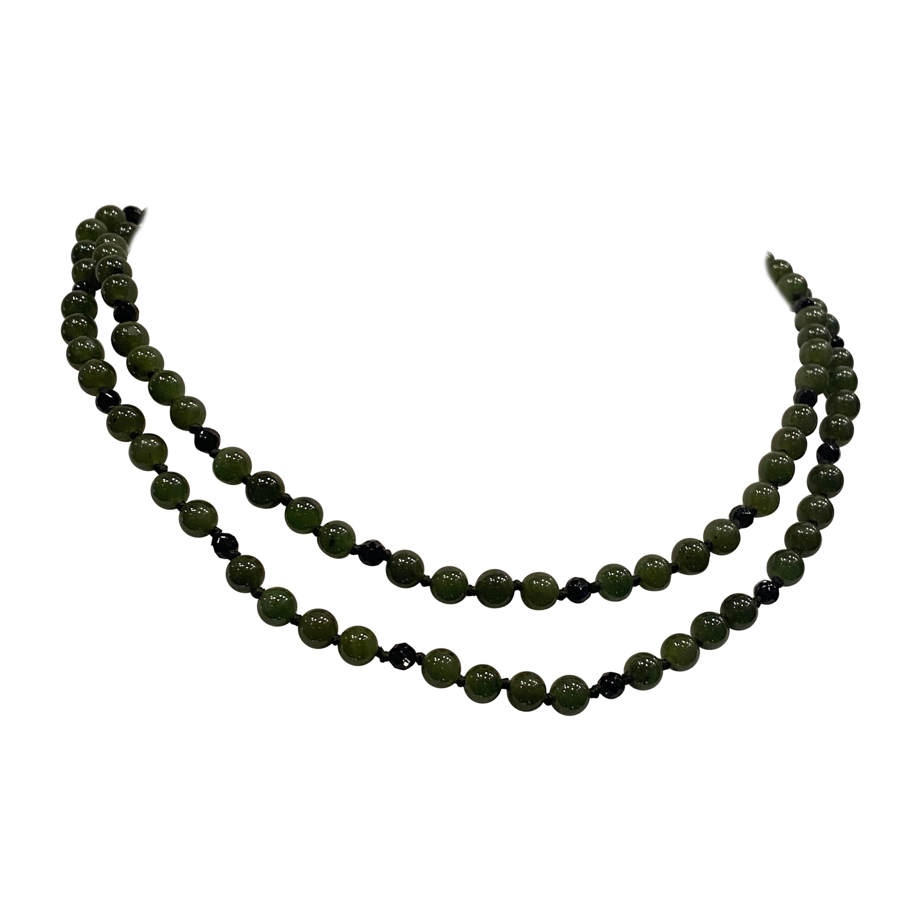 Collar de dos vueltas de jade verde intenso, ónice y cuentas de oro, c. 1960.