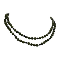 Collar de dos vueltas de jade verde intenso, ónice y cuentas de oro, c. 1960.