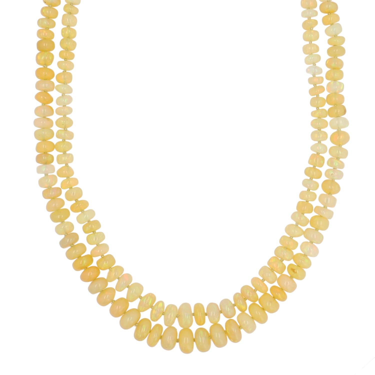 Plongez dans un monde de couleurs vibrantes et de beauté éthérée avec ce superbe collier à double brin, chef-d'œuvre de la célèbre designer Paula Crevoshay. Avec 165,58 carats de perles d'opale éthiopienne graduées, chaque opale éclate dans un jeu