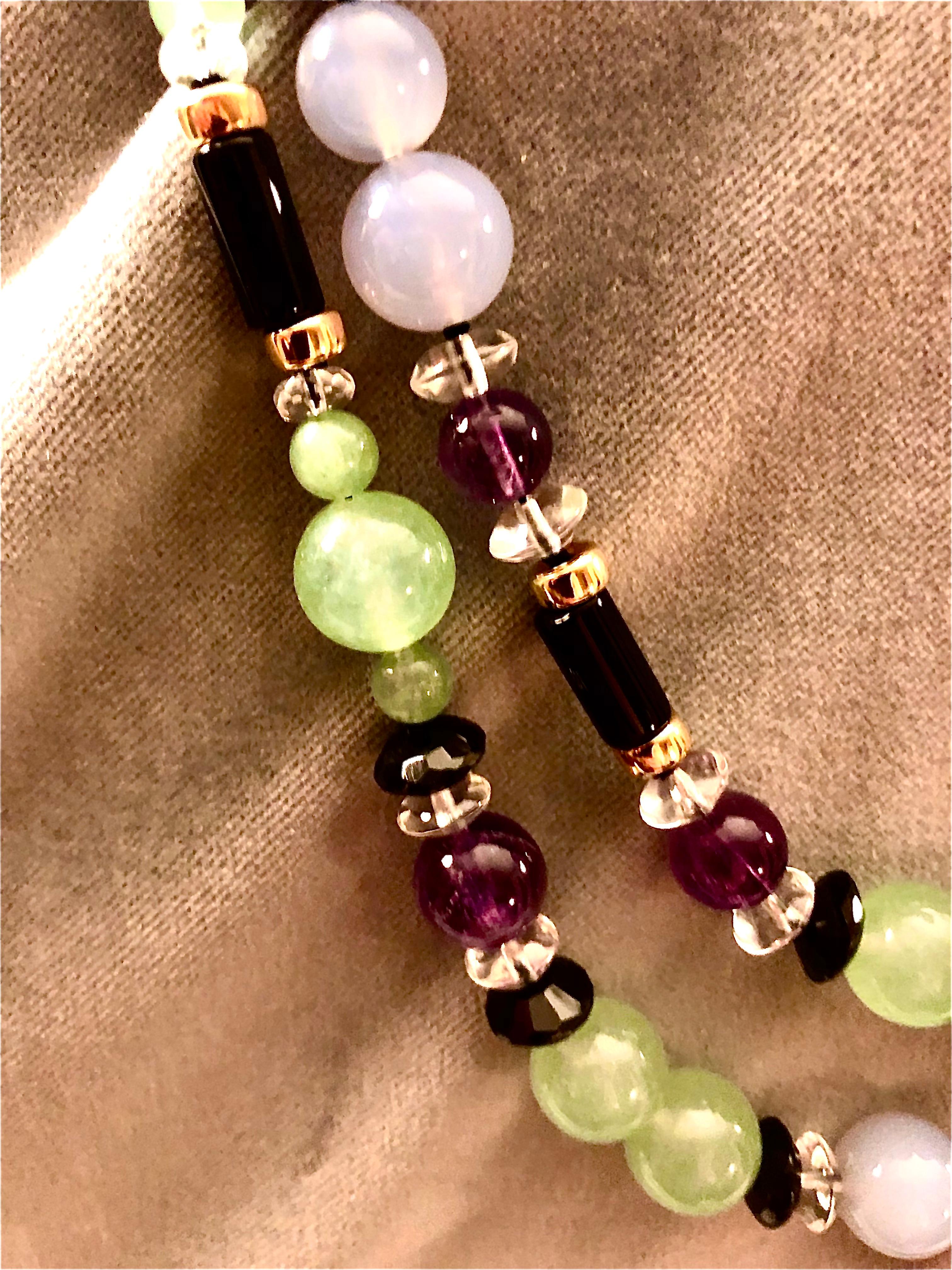 Magnifique paire de colliers en pierres mélangées, élégamment simple, avec de grandes perles de jade lumineuses, de riches perles d'améthyste violette et de l'onyx noir poli, couronné de rondelles d'or 14kt.  Les perles de jade et de calcédoine de
